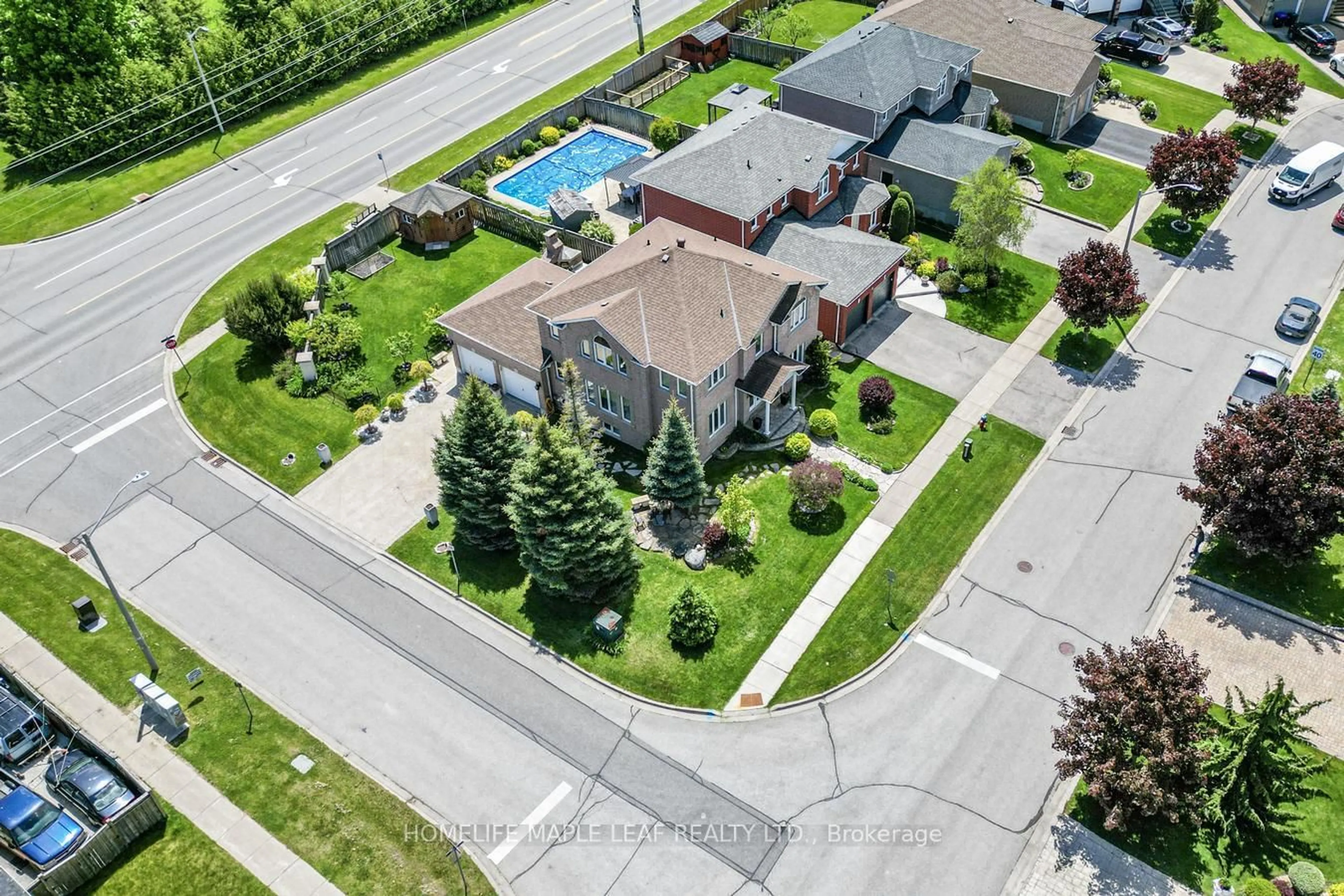 A pic from outside/outdoor area/front of a property/back of a property/a pic from drone, street for 37 Saint Ave, Bradford West Gwillimbury Ontario L3Z 3E6