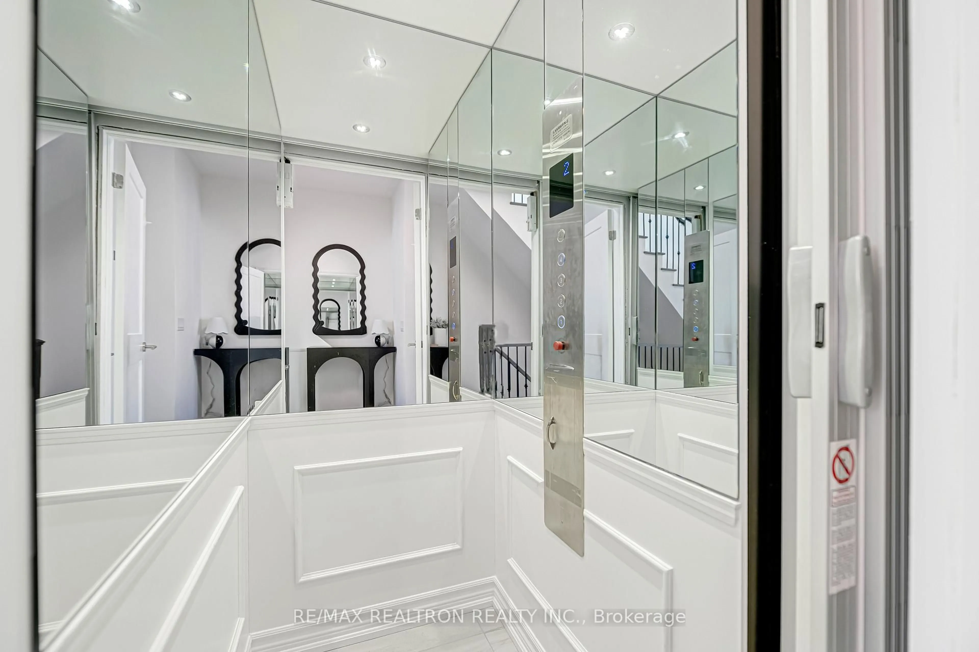 Contemporary bathroom, ceramic/tile floor for 58 Village Pkwy, Markham Ontario L3R 1L3