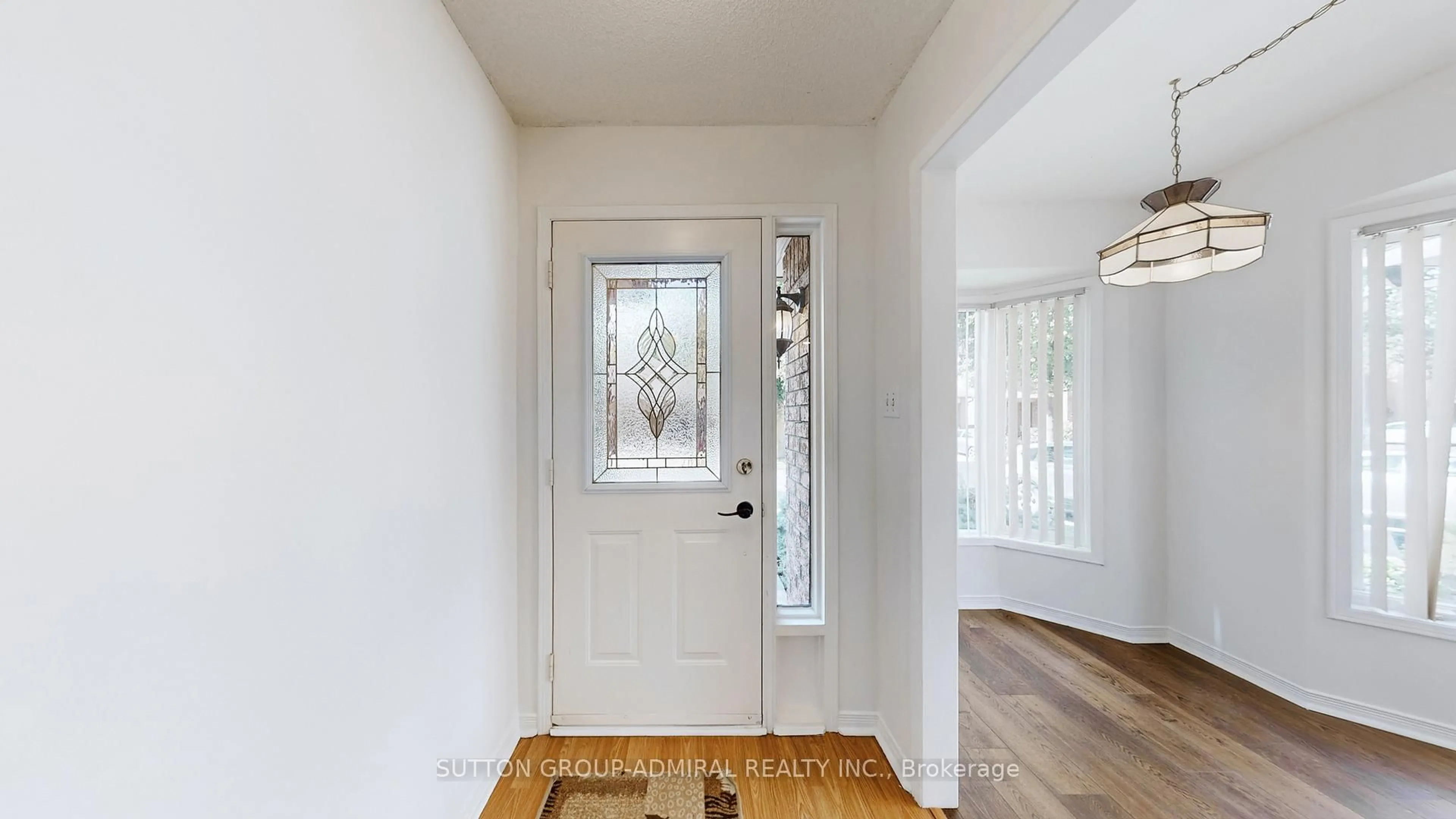 Indoor entryway for 168 Green Briar Rd, New Tecumseth Ontario L9R 1X9