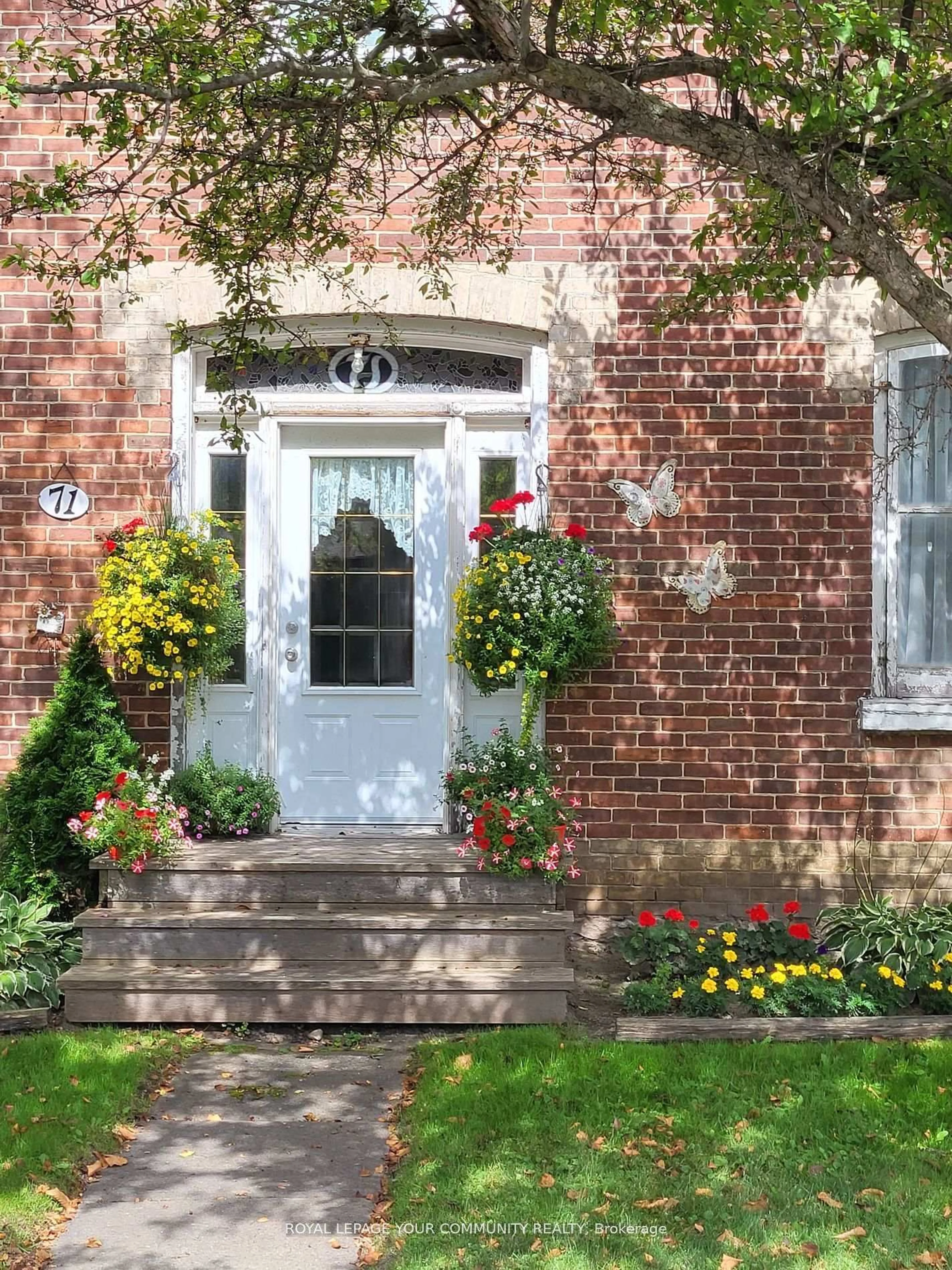 Home with brick exterior material, street for 71 High St, Georgina Ontario L0E 1R0