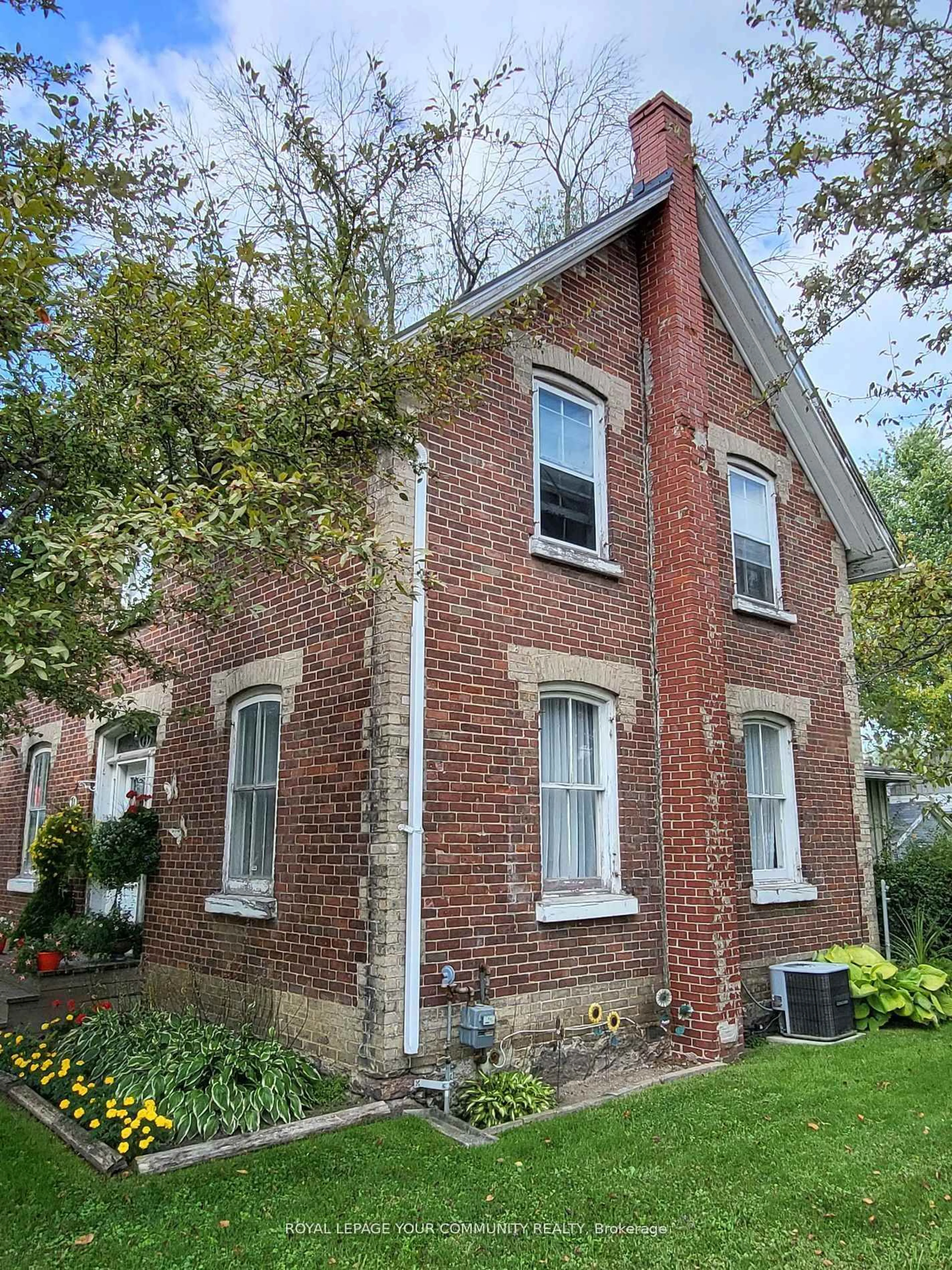 Home with brick exterior material, building for 71 High St, Georgina Ontario L0E 1R0