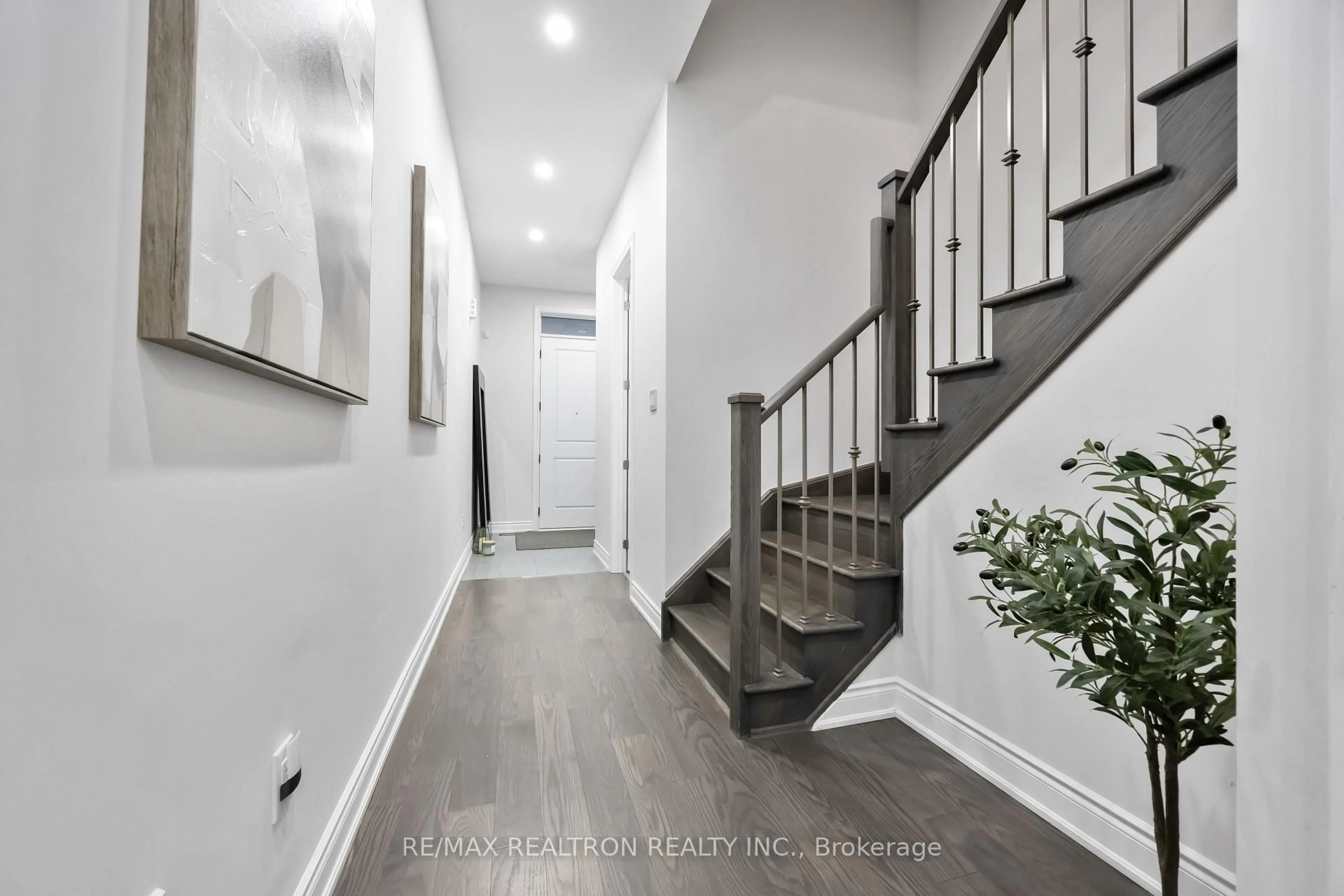 Indoor entryway for 600 Marc Santi Blvd, Vaughan Ontario L6A 4Z8