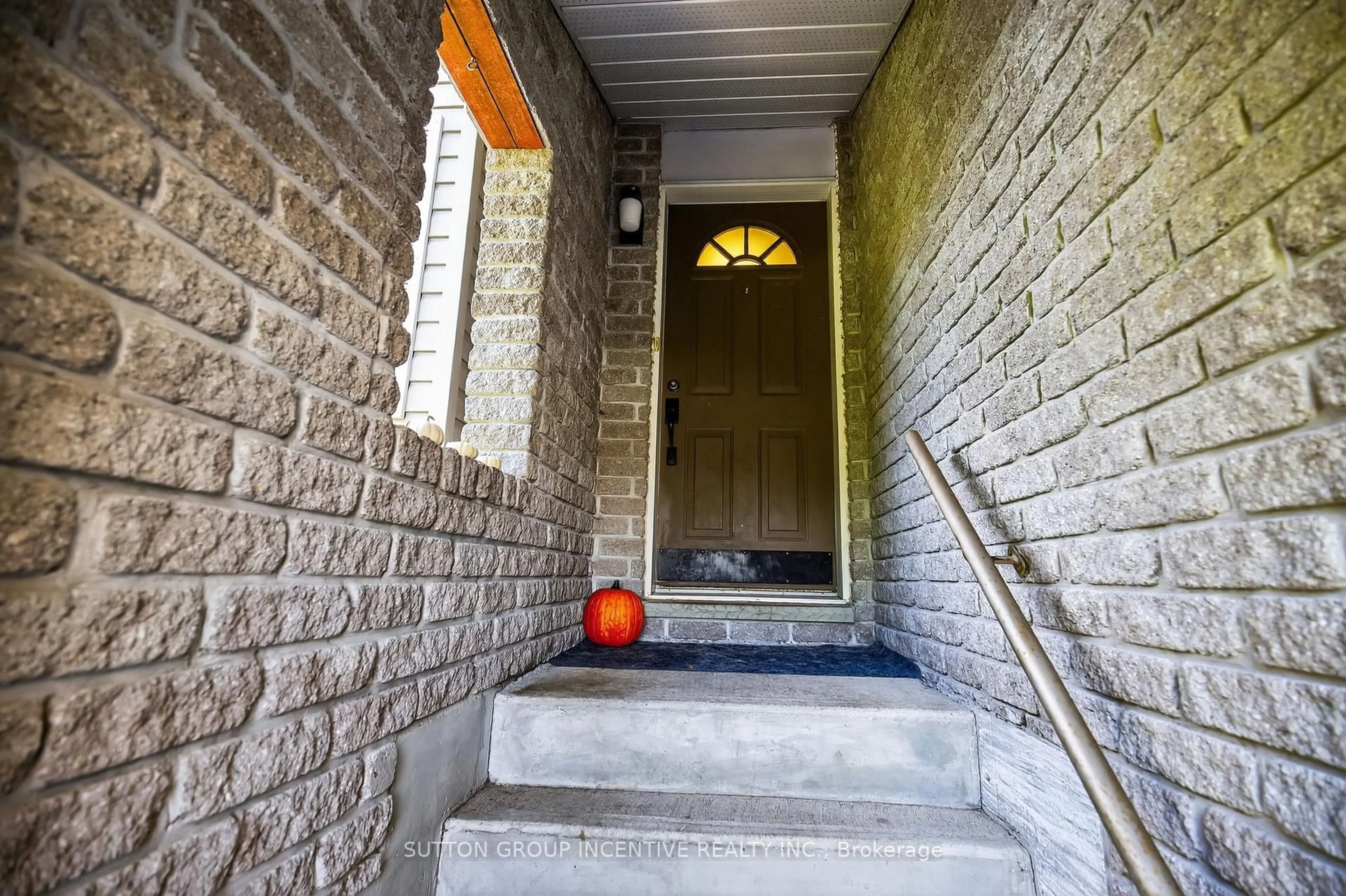 Indoor entryway for 59 Osborn St, Essa Ontario L0M 1B0
