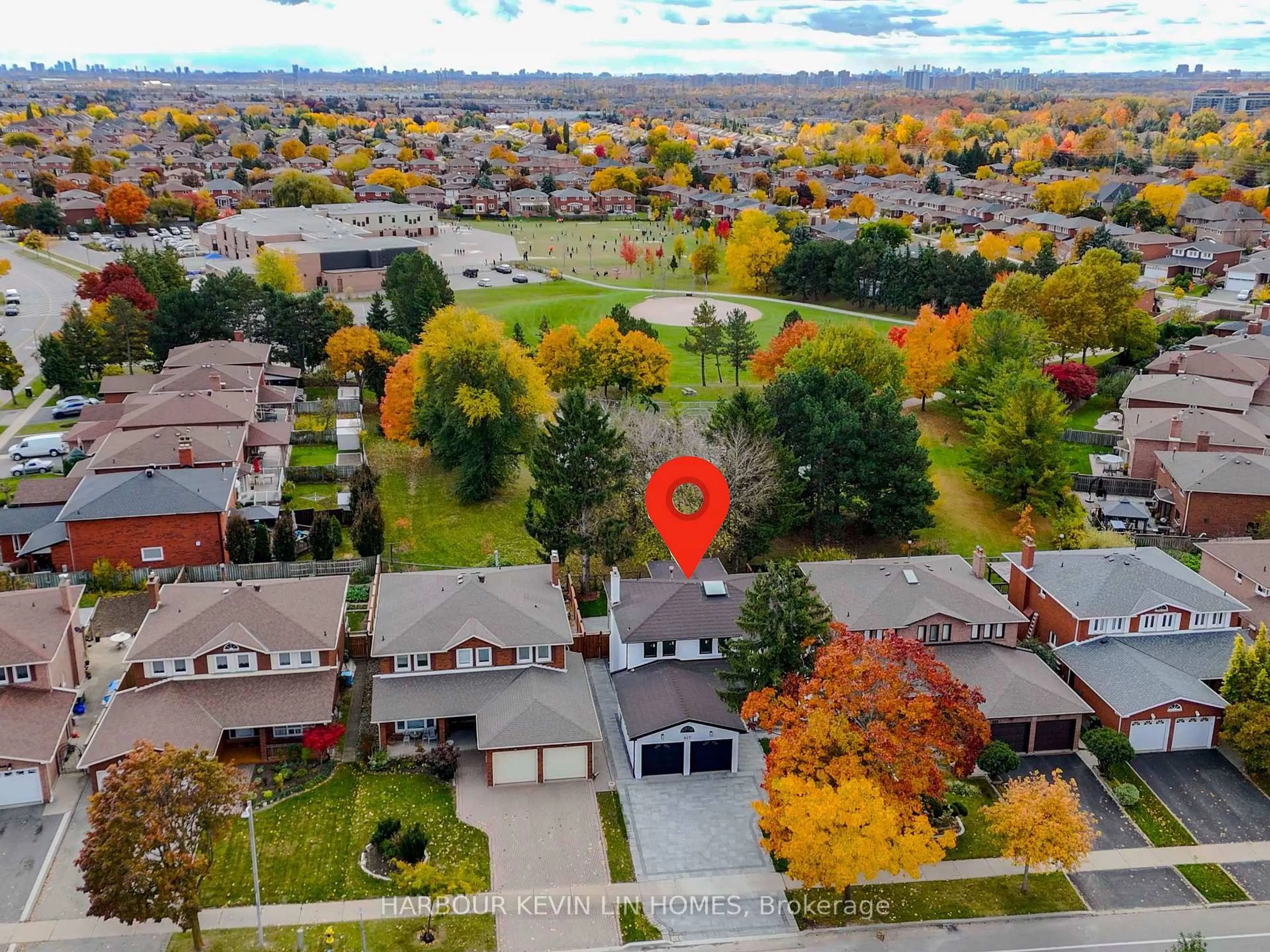 A pic from outside/outdoor area/front of a property/back of a property/a pic from drone, street for 617 Chancellor Dr, Vaughan Ontario L4L 4A9