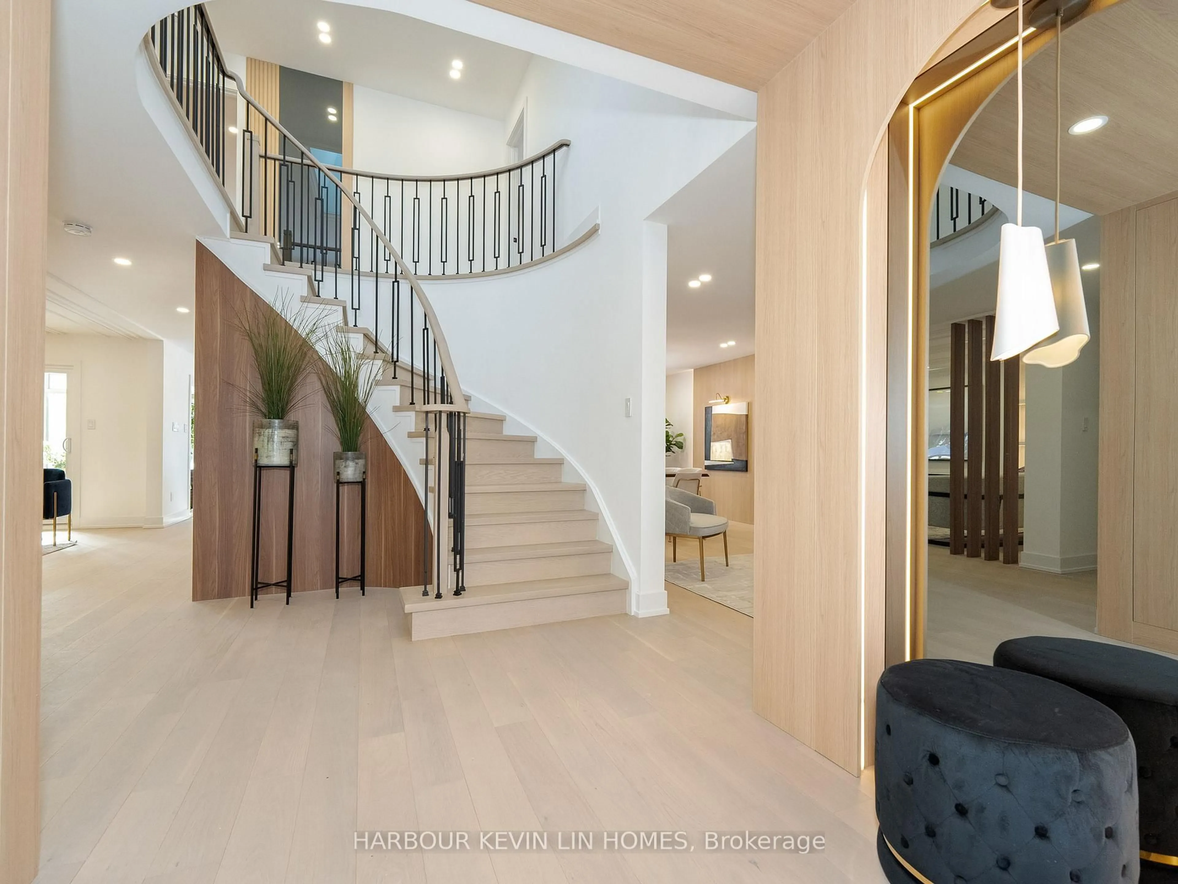 Indoor foyer for 617 Chancellor Dr, Vaughan Ontario L4L 4A9