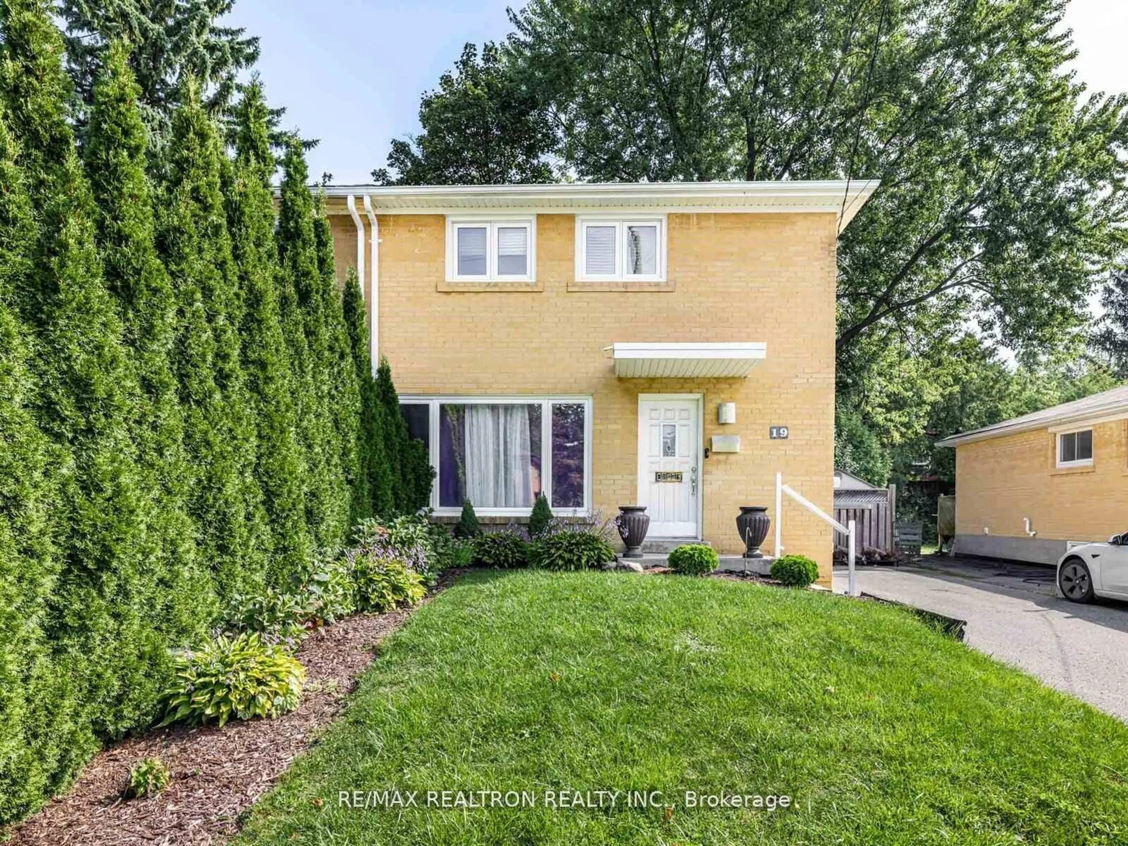 Home with brick exterior material, street for 19 Davis Rd, Aurora Ontario L4G 2B4