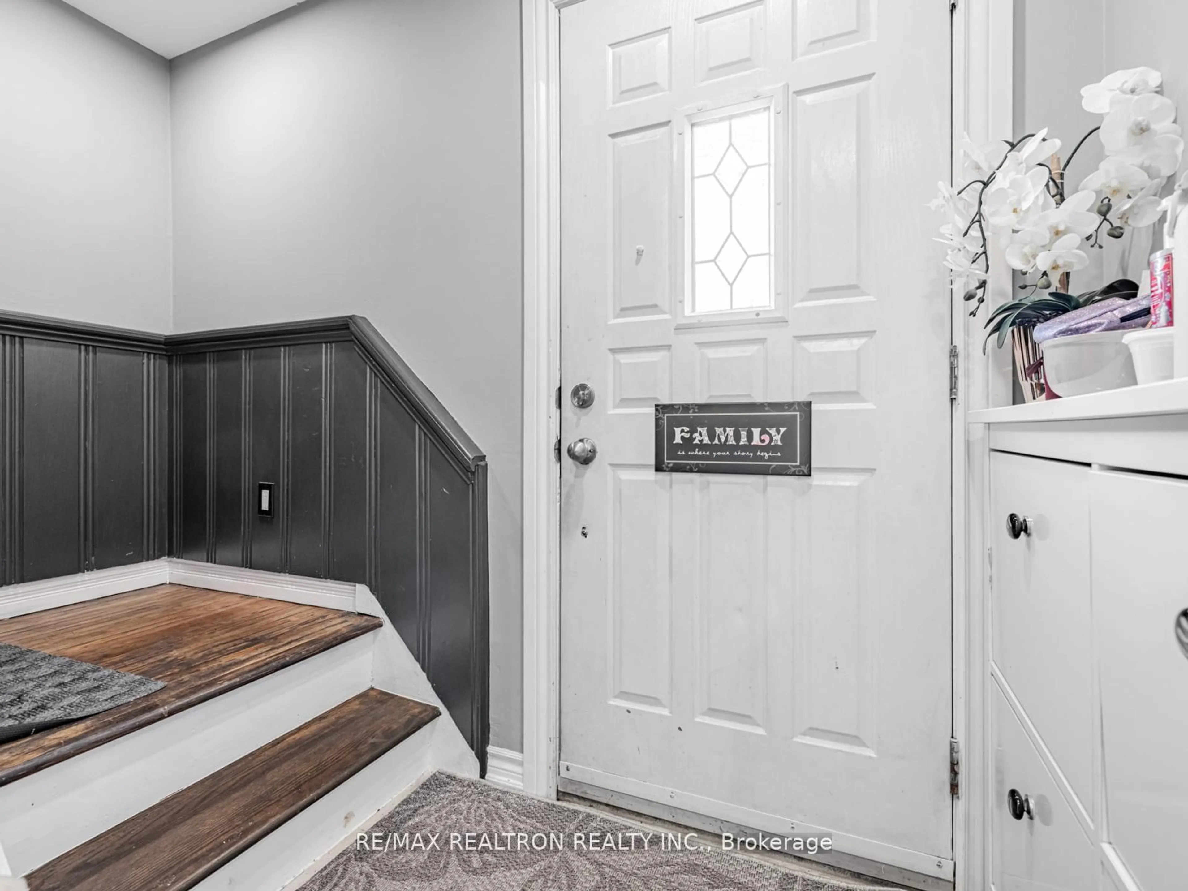 Indoor entryway for 19 Davis Rd, Aurora Ontario L4G 2B4