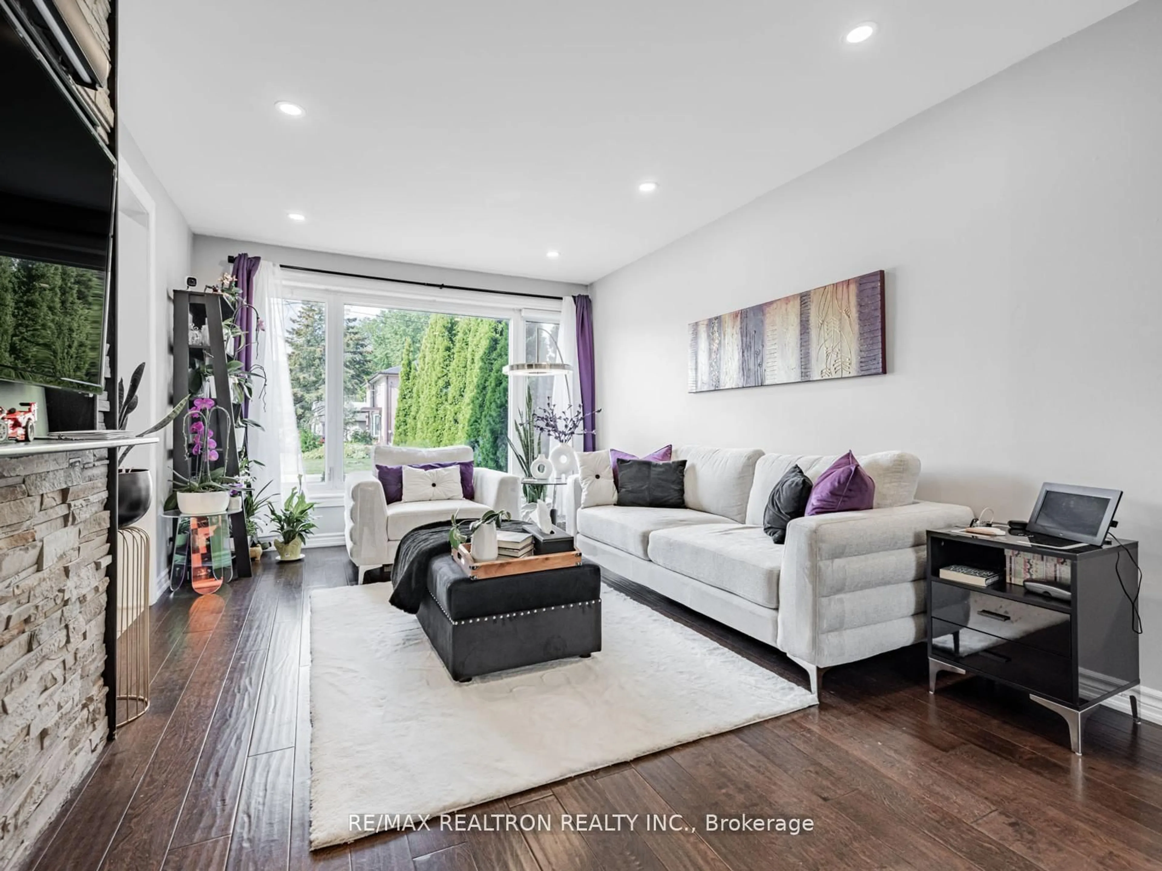 Living room with furniture, unknown for 19 Davis Rd, Aurora Ontario L4G 2B4