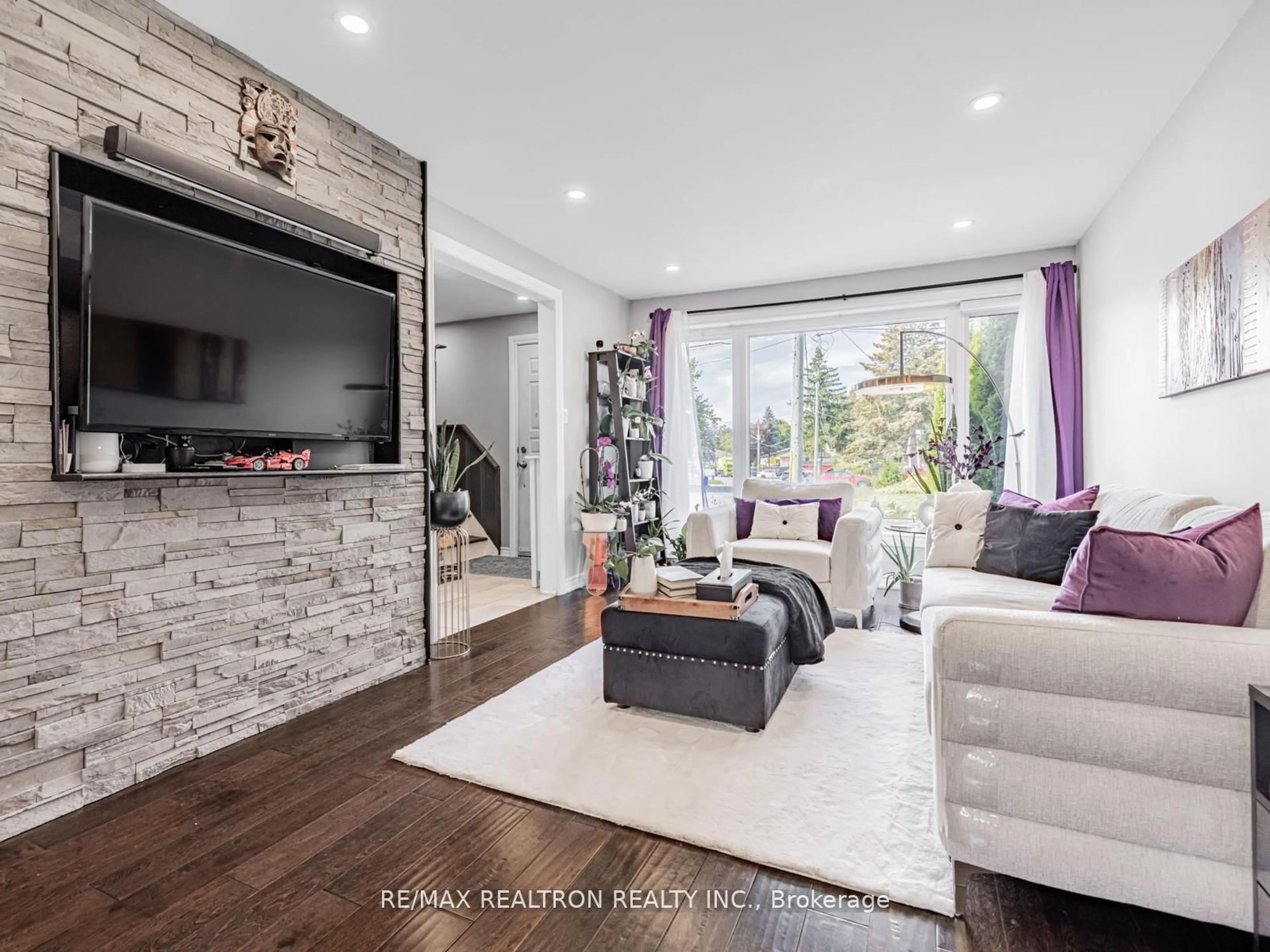 Living room with furniture, wood/laminate floor for 19 Davis Rd, Aurora Ontario L4G 2B4