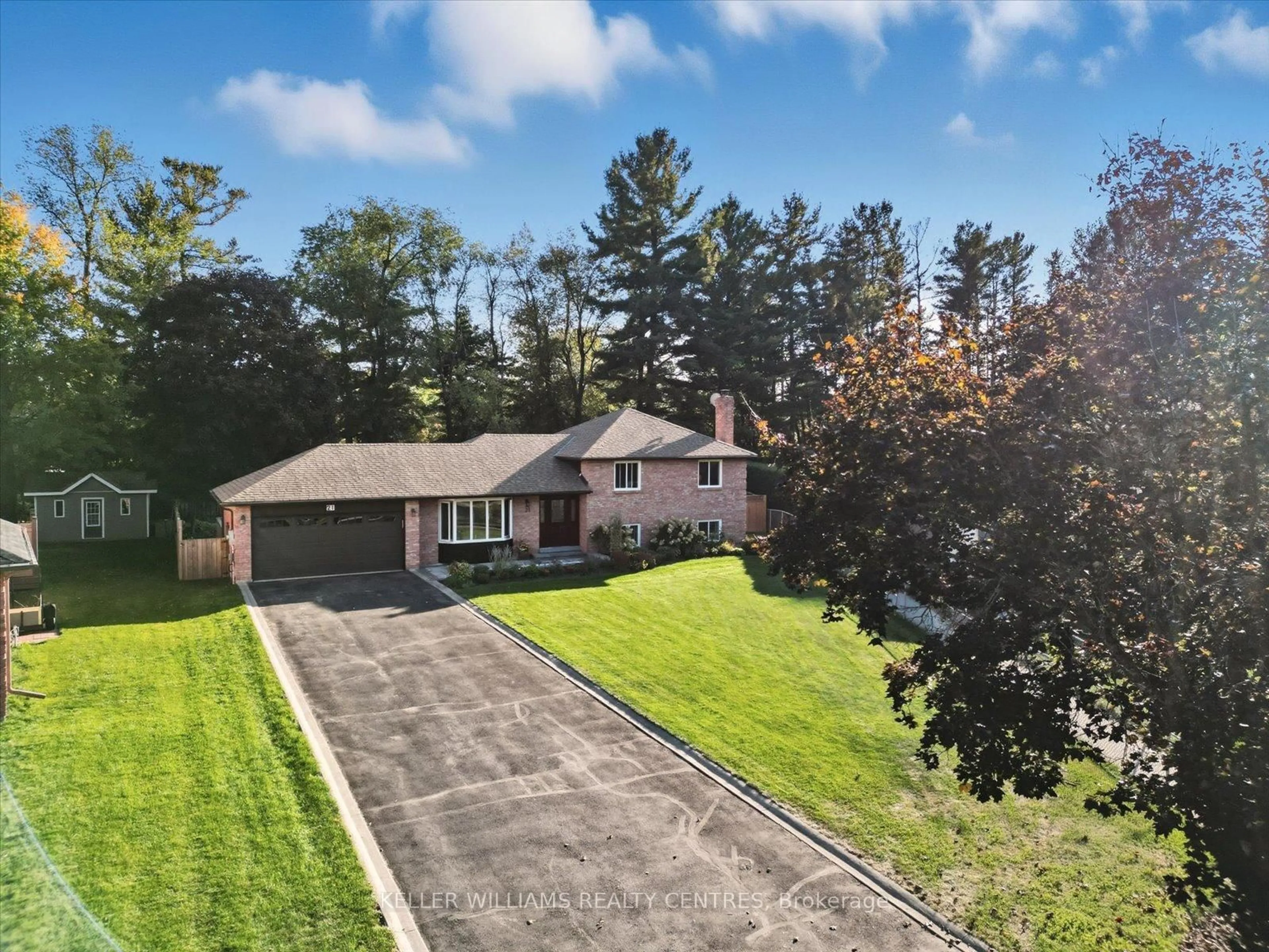 A pic from outside/outdoor area/front of a property/back of a property/a pic from drone, street for 21 Valentini Ave, East Gwillimbury Ontario L9N 1H8