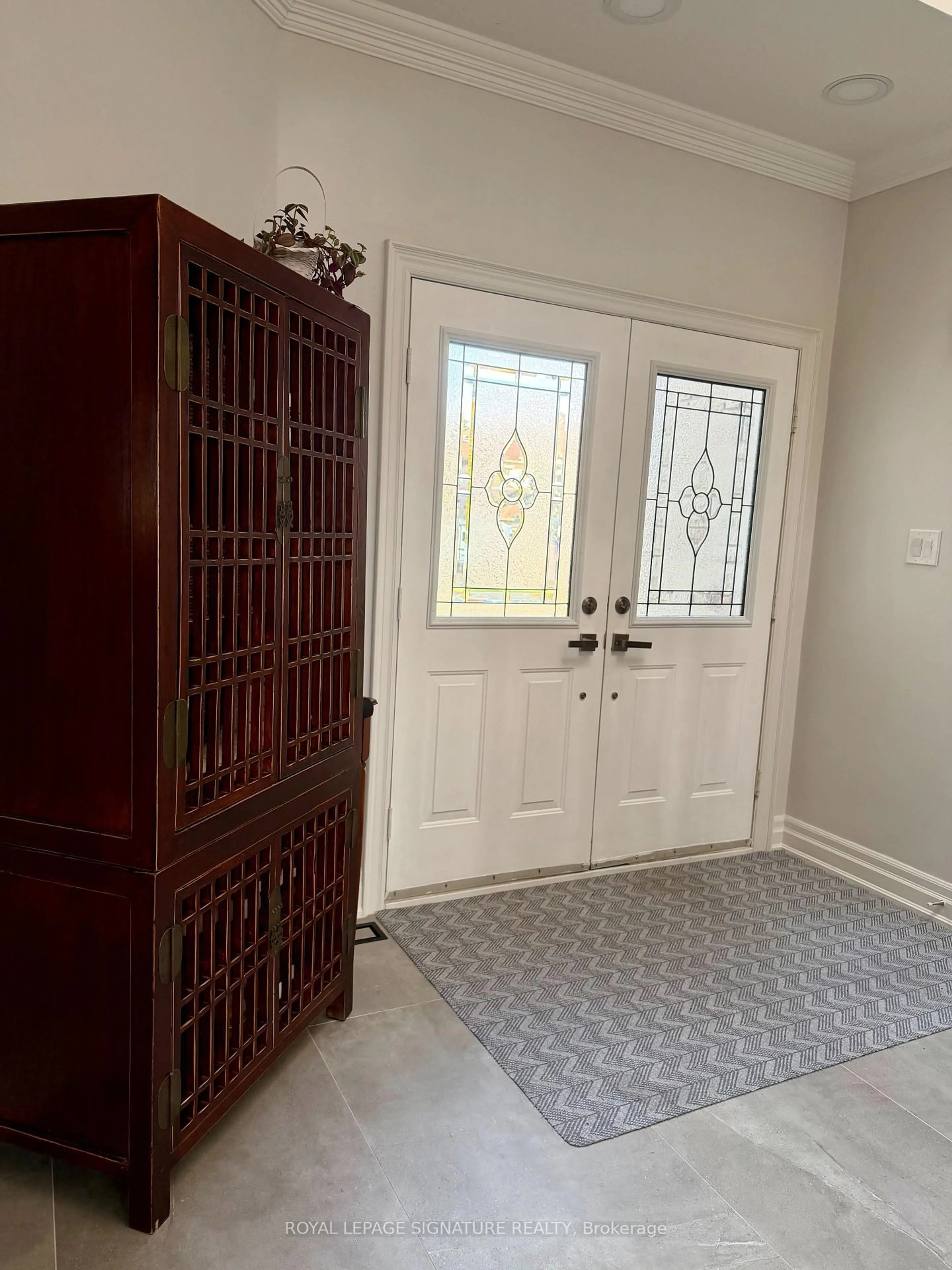 Indoor entryway for 40 Graydon Cres, Richmond Hill Ontario L4B 3V9