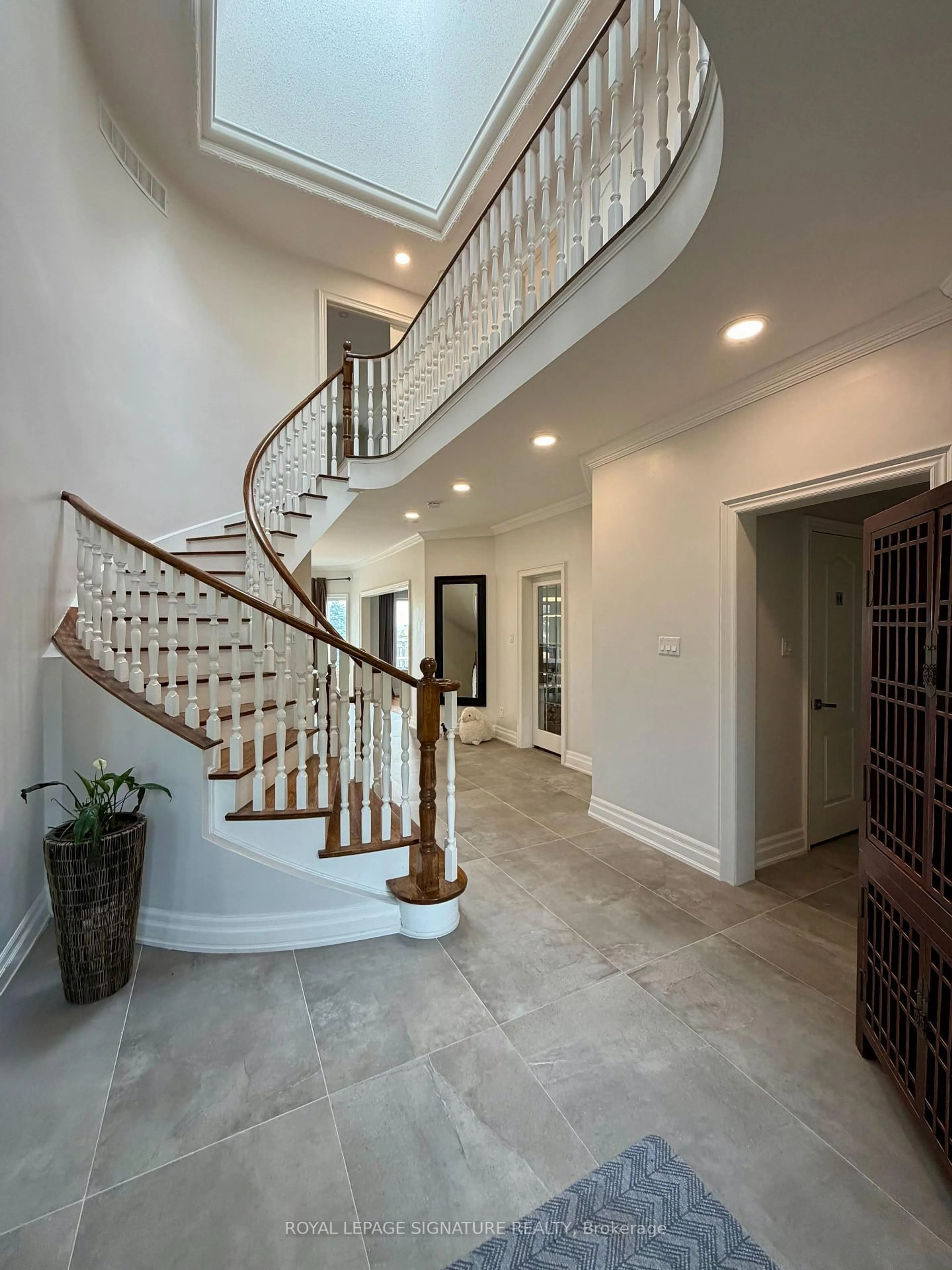Indoor foyer for 40 Graydon Cres, Richmond Hill Ontario L4B 3V9