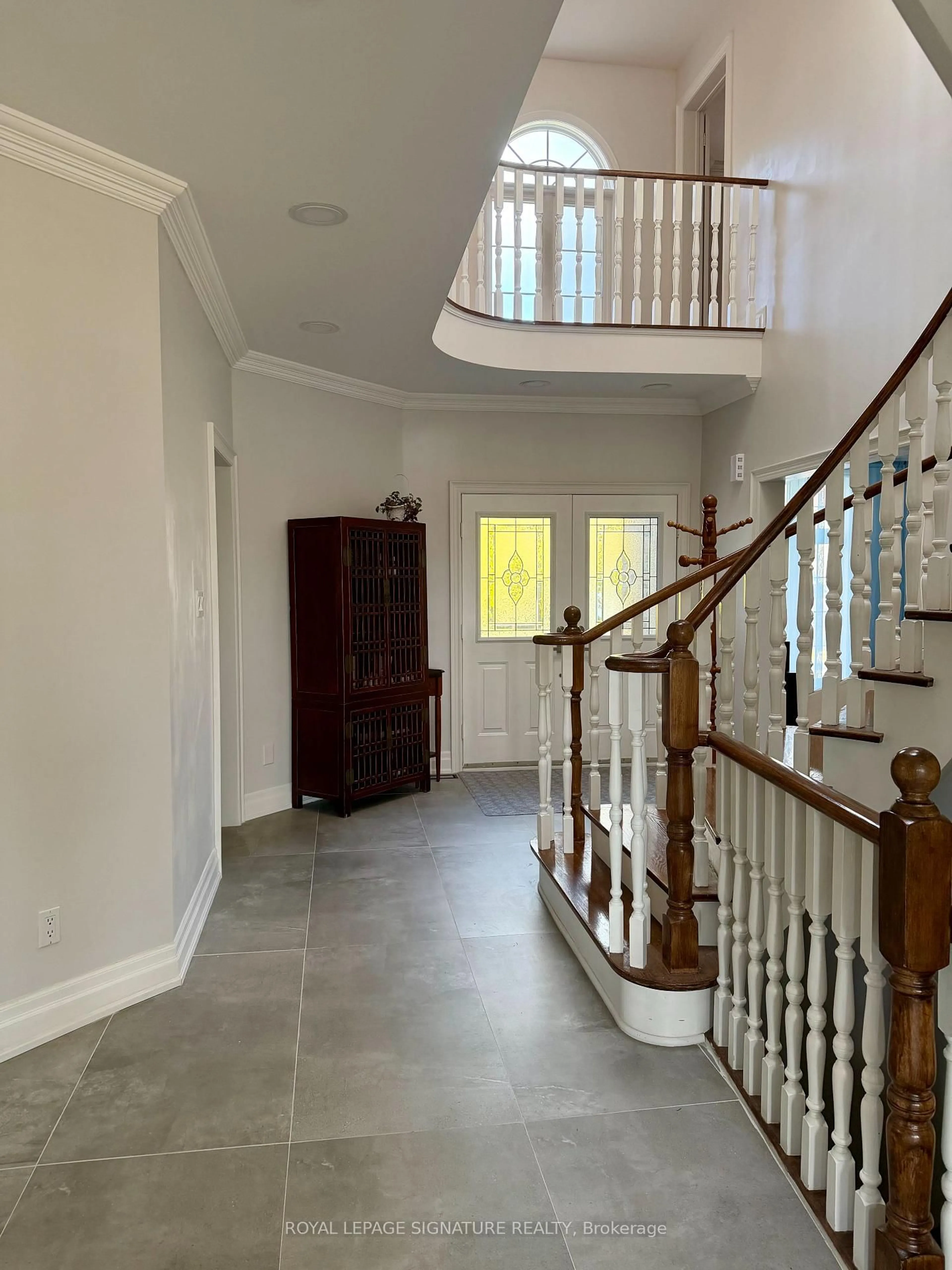 Indoor foyer for 40 Graydon Cres, Richmond Hill Ontario L4B 3V9