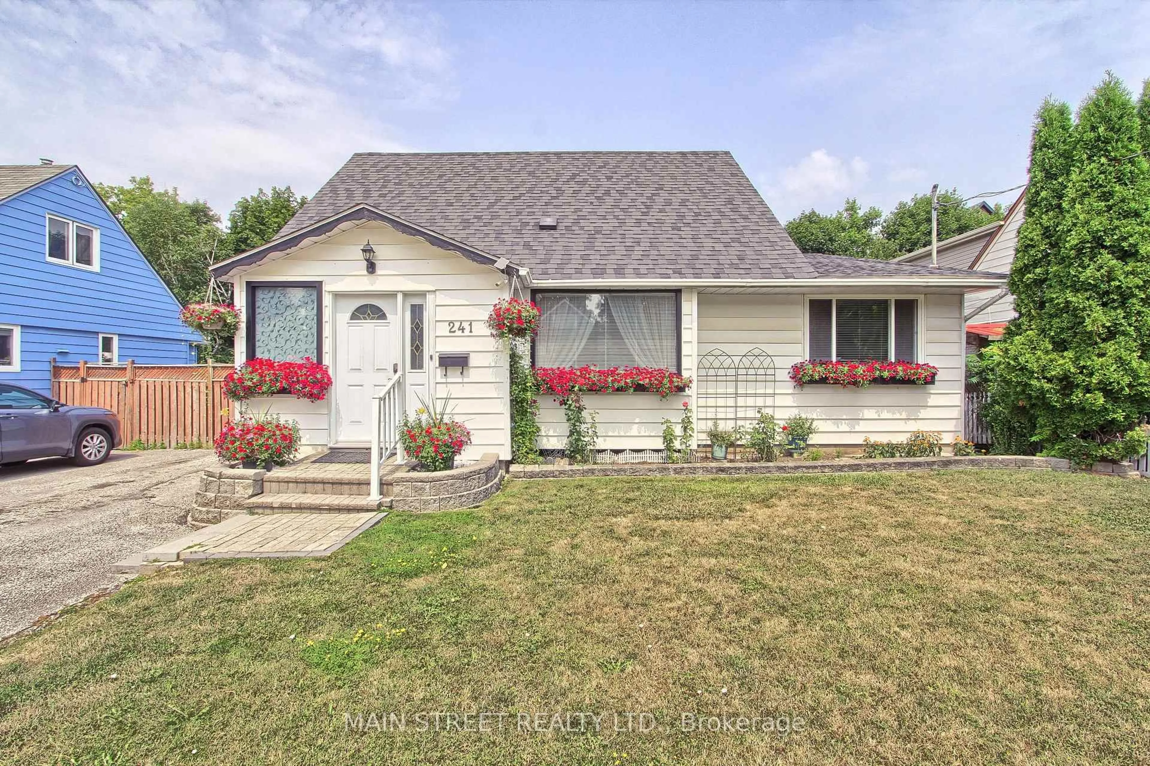 Home with vinyl exterior material, street for 241 Andrew St, Newmarket Ontario L3Y 1H1