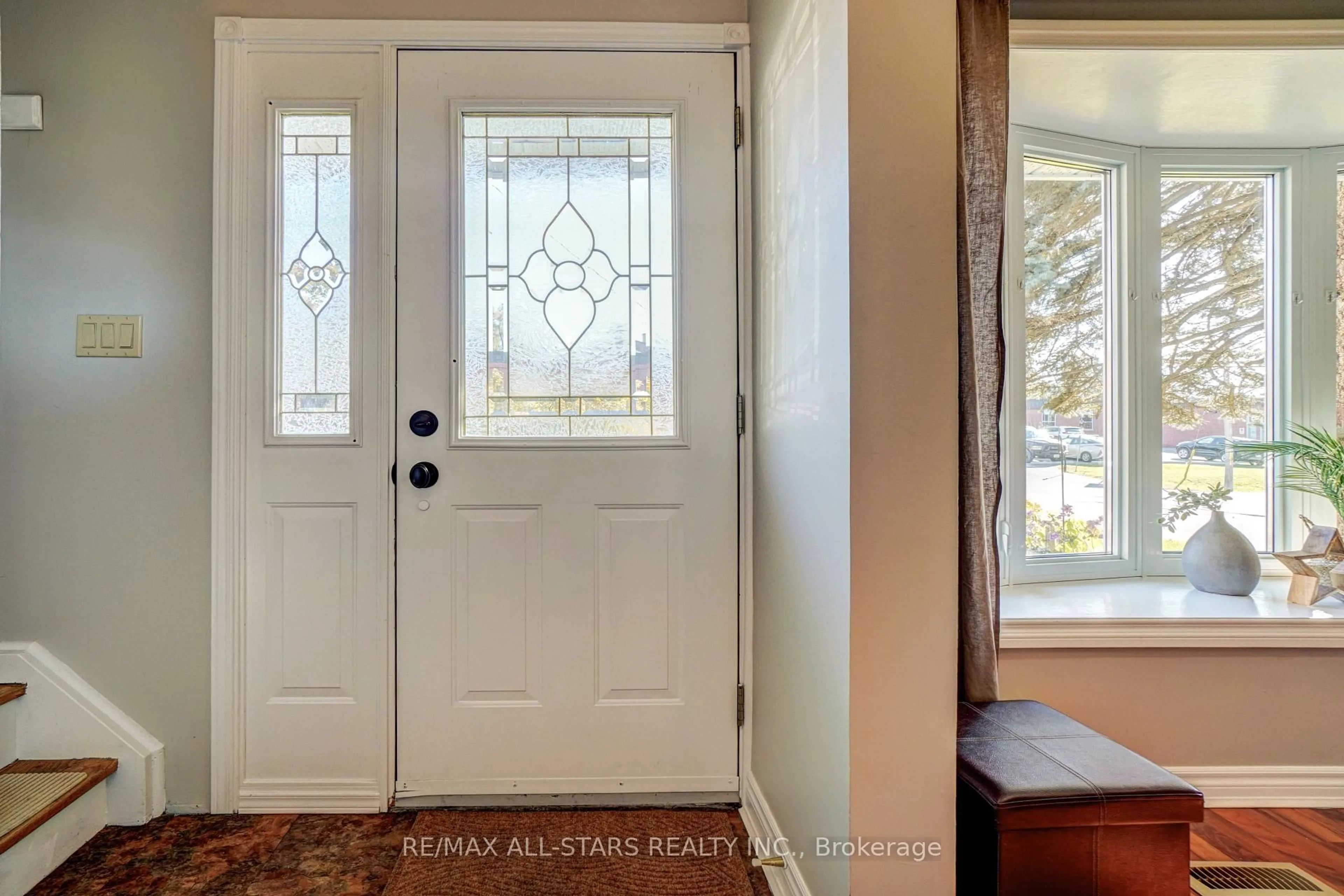 Indoor entryway for 131 Colborne St, Uxbridge Ontario L9P 1H2
