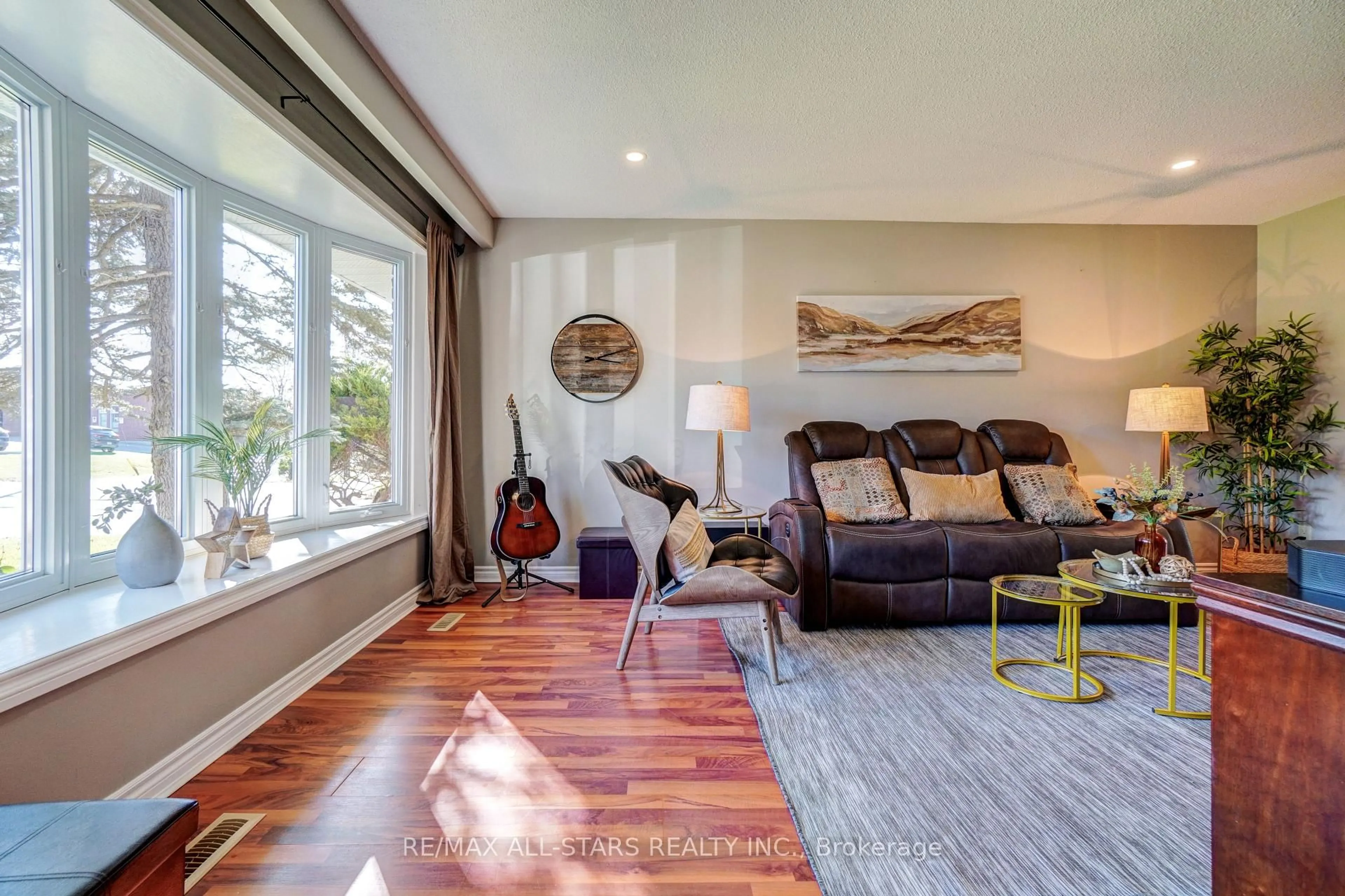 Living room with furniture, wood/laminate floor for 131 Colborne St, Uxbridge Ontario L9P 1H2