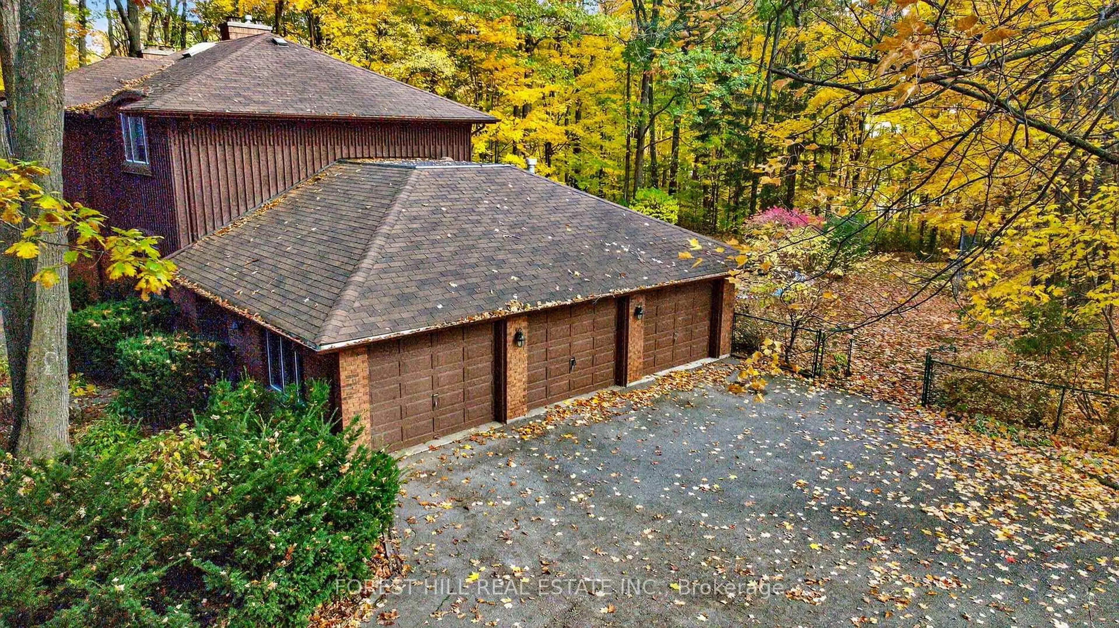 A pic from outside/outdoor area/front of a property/back of a property/a pic from drone, unknown for 124 Forest Ridge Rd, Richmond Hill Ontario L4E 3L8