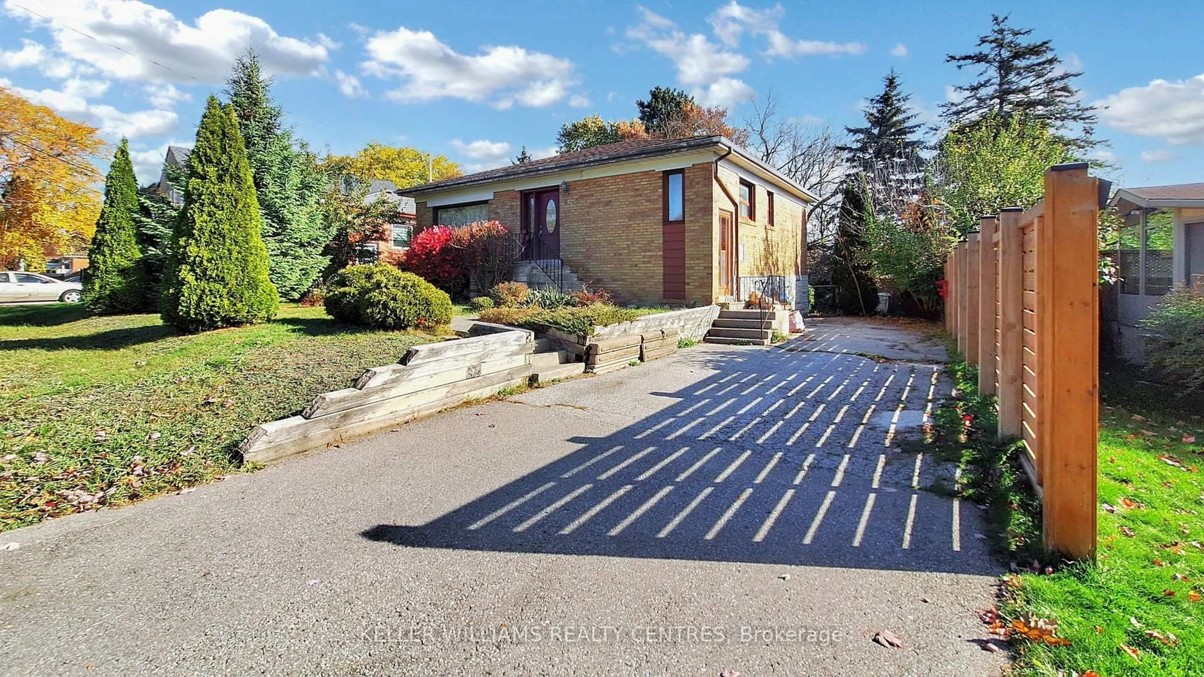 A pic from outside/outdoor area/front of a property/back of a property/a pic from drone, street for 94 Queen St, Newmarket Ontario L3Y 2E8