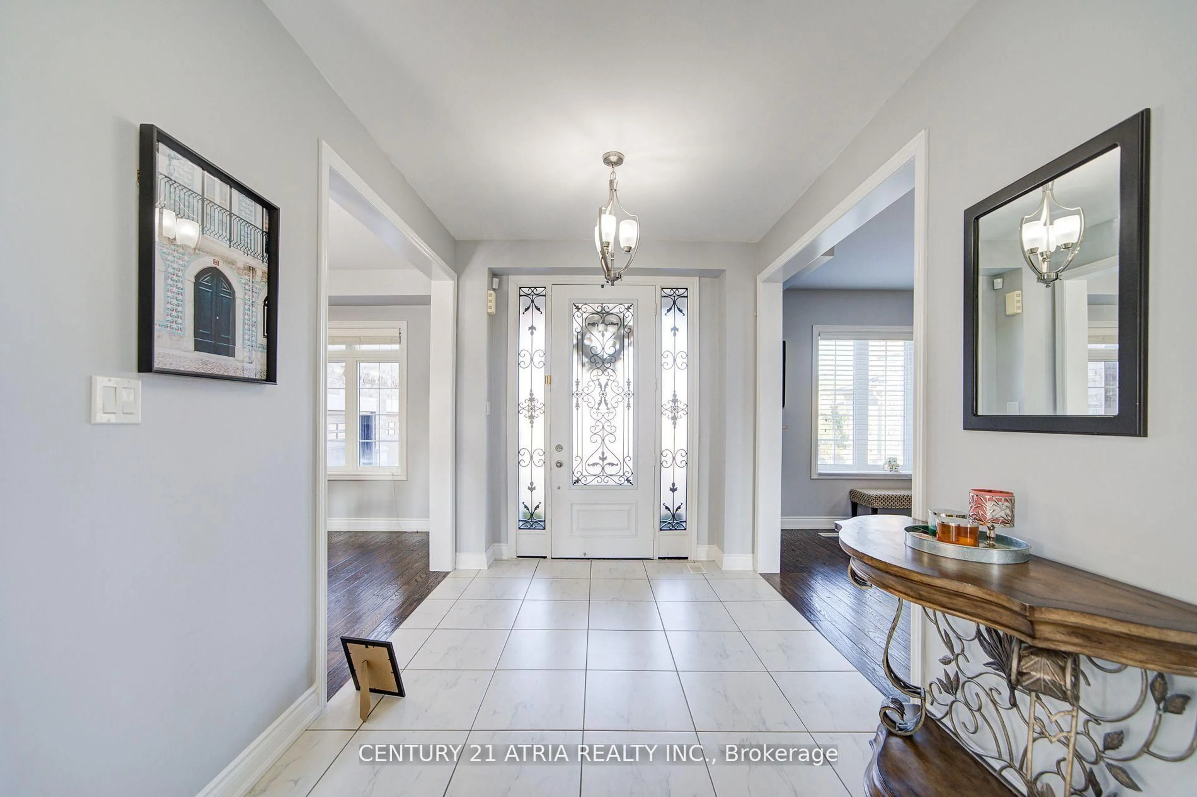 Indoor entryway for 10 Gladys Rolling Ave, East Gwillimbury Ontario L0G 1M0