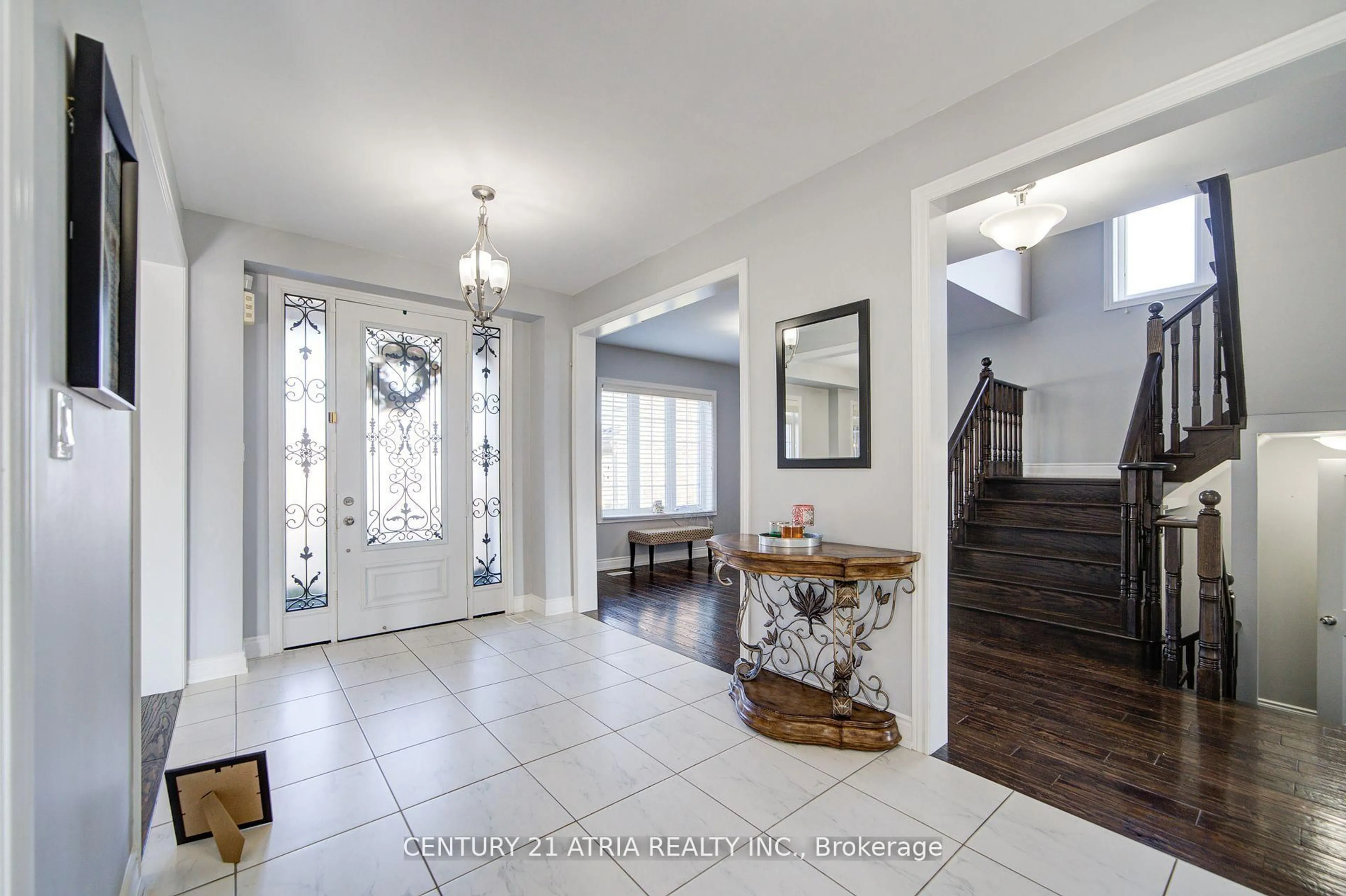 Indoor entryway for 10 Gladys Rolling Ave, East Gwillimbury Ontario L0G 1M0