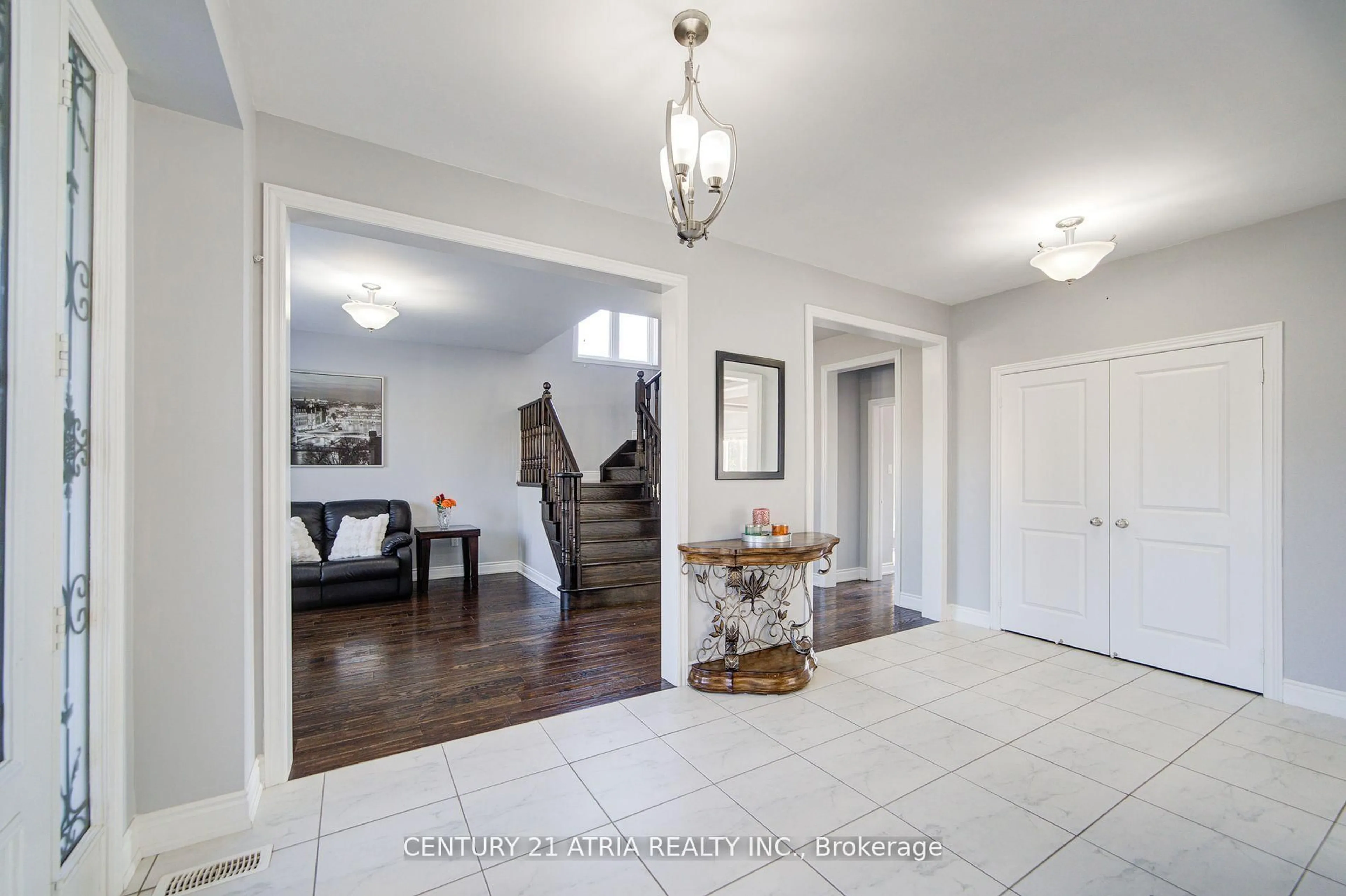 Indoor entryway for 10 Gladys Rolling Ave, East Gwillimbury Ontario L0G 1M0