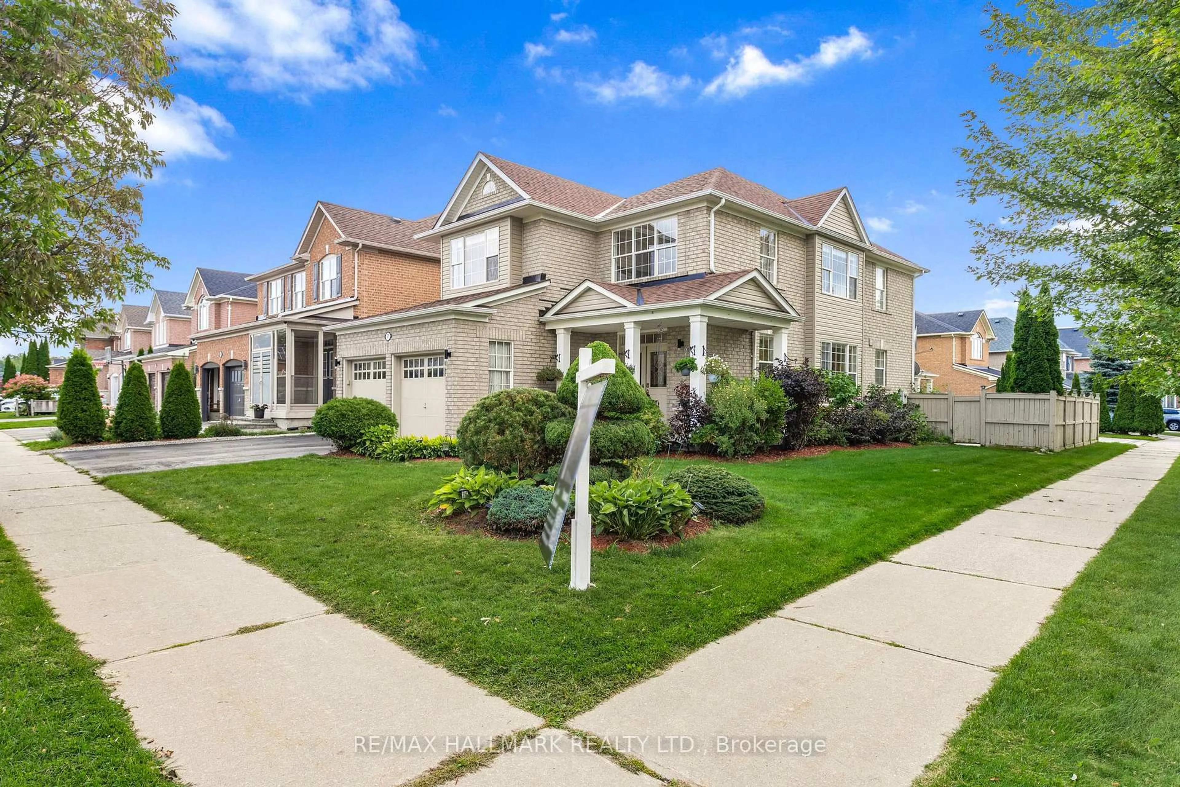 A pic from outside/outdoor area/front of a property/back of a property/a pic from drone, street for 7 Delphinium Ave, Richmond Hill Ontario L4E 4V1