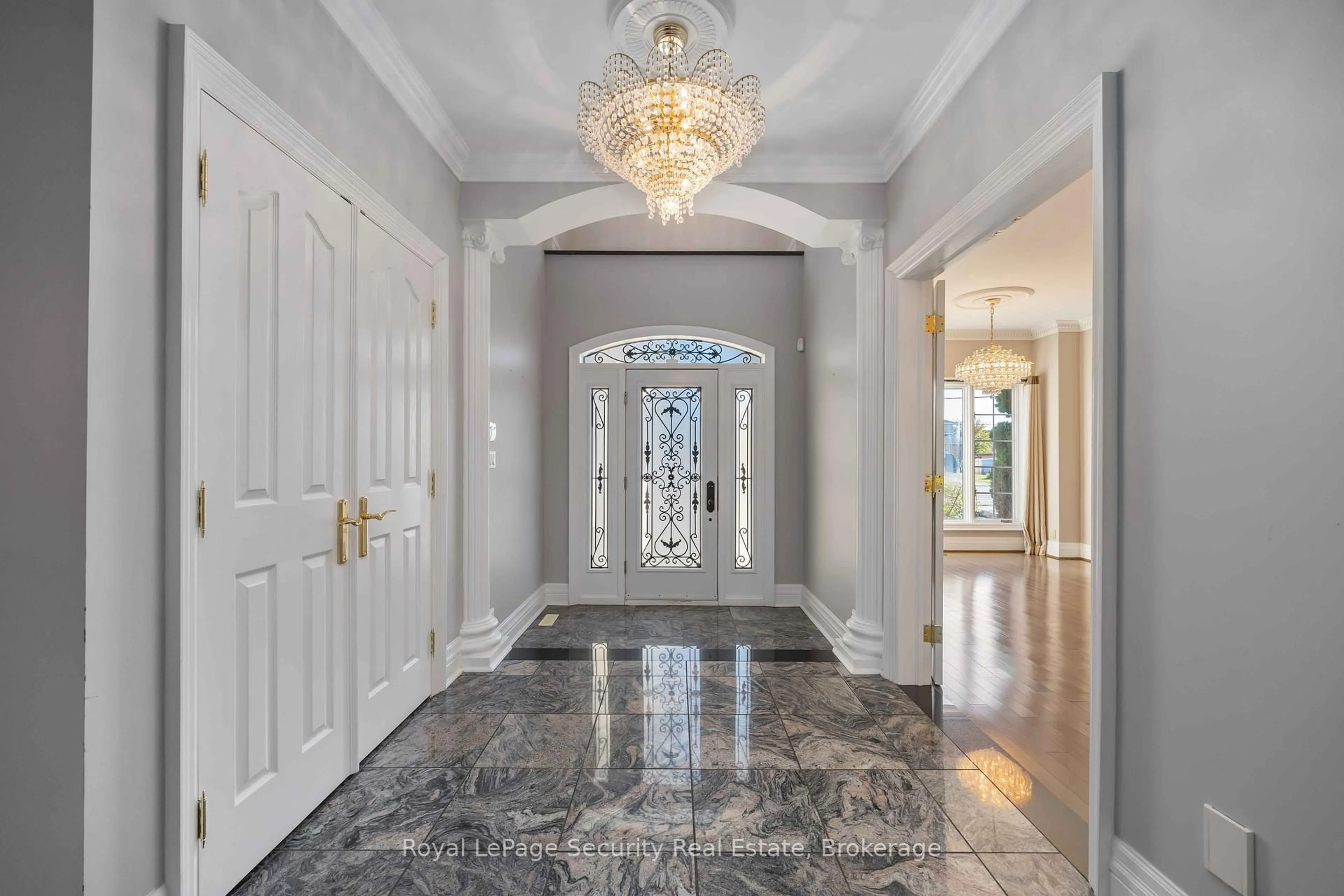 Indoor foyer for 138 Elgin Mills Rd, Richmond Hill Ontario L4C 4M2