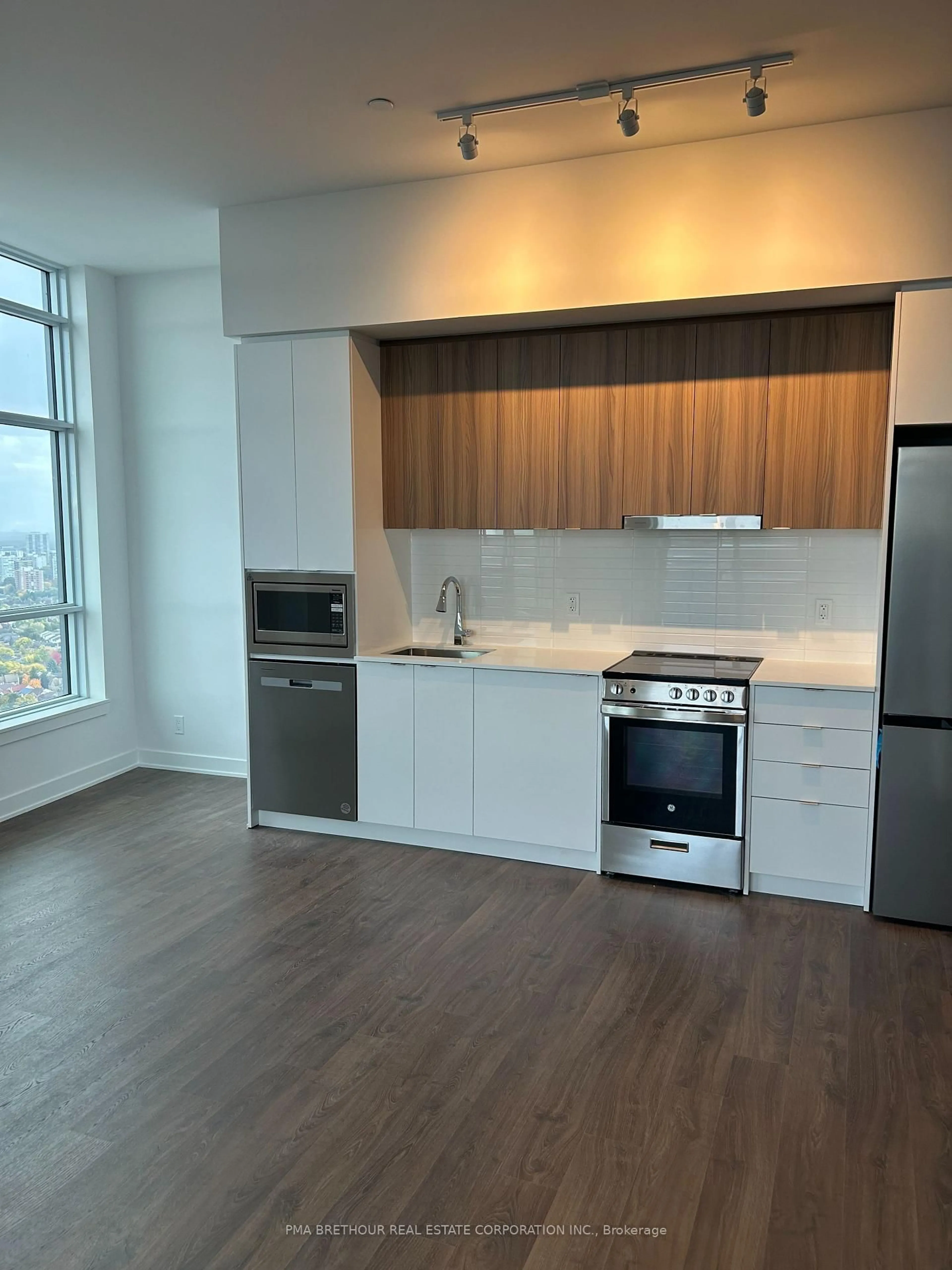 Standard kitchen, wood/laminate floor for 50 Upper Mall Way #B-PH09, Vaughan Ontario L4J 4P8