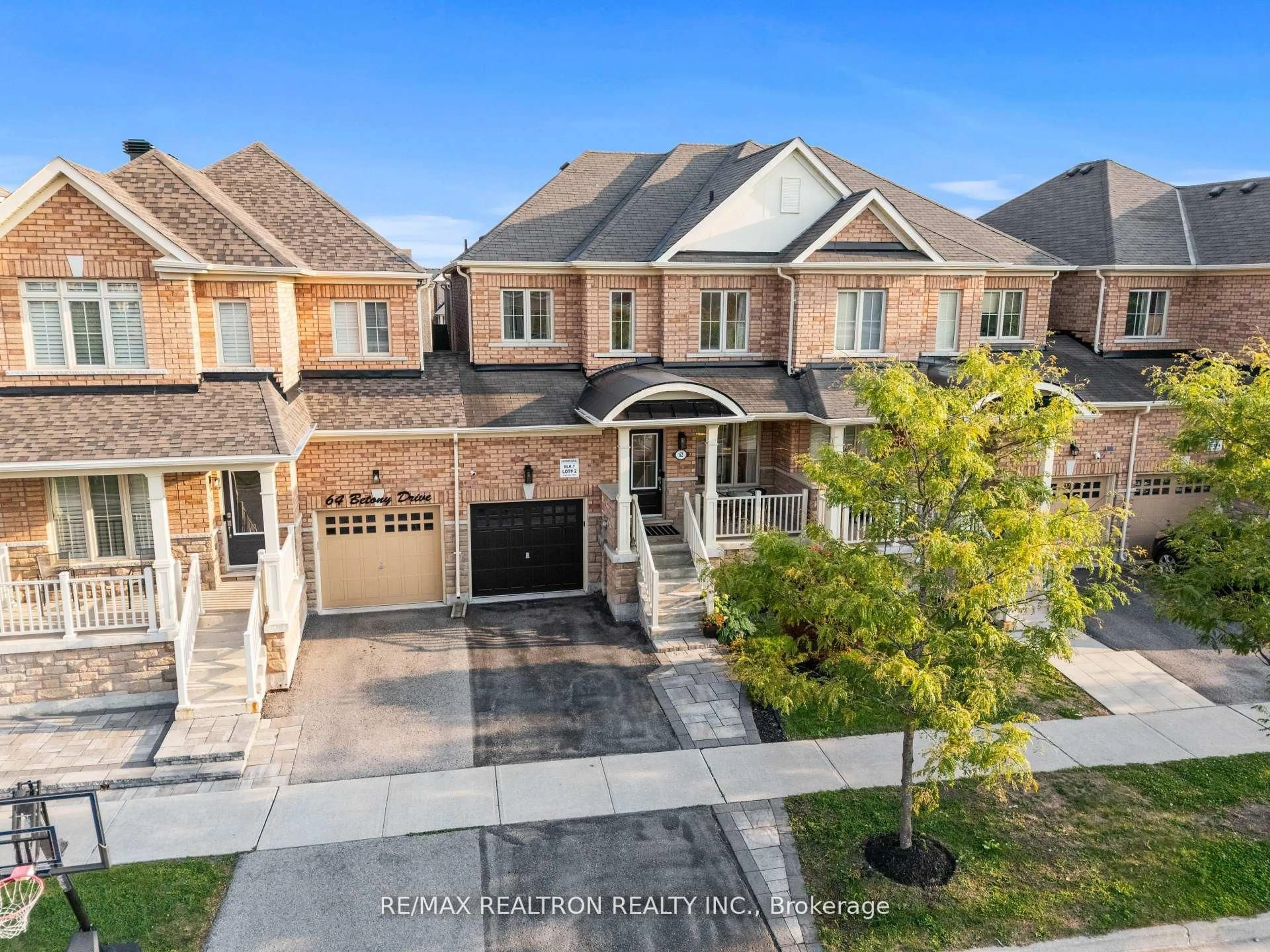 A pic from outside/outdoor area/front of a property/back of a property/a pic from drone, street for 62 Betony Dr, Richmond Hill Ontario L4E 0V6