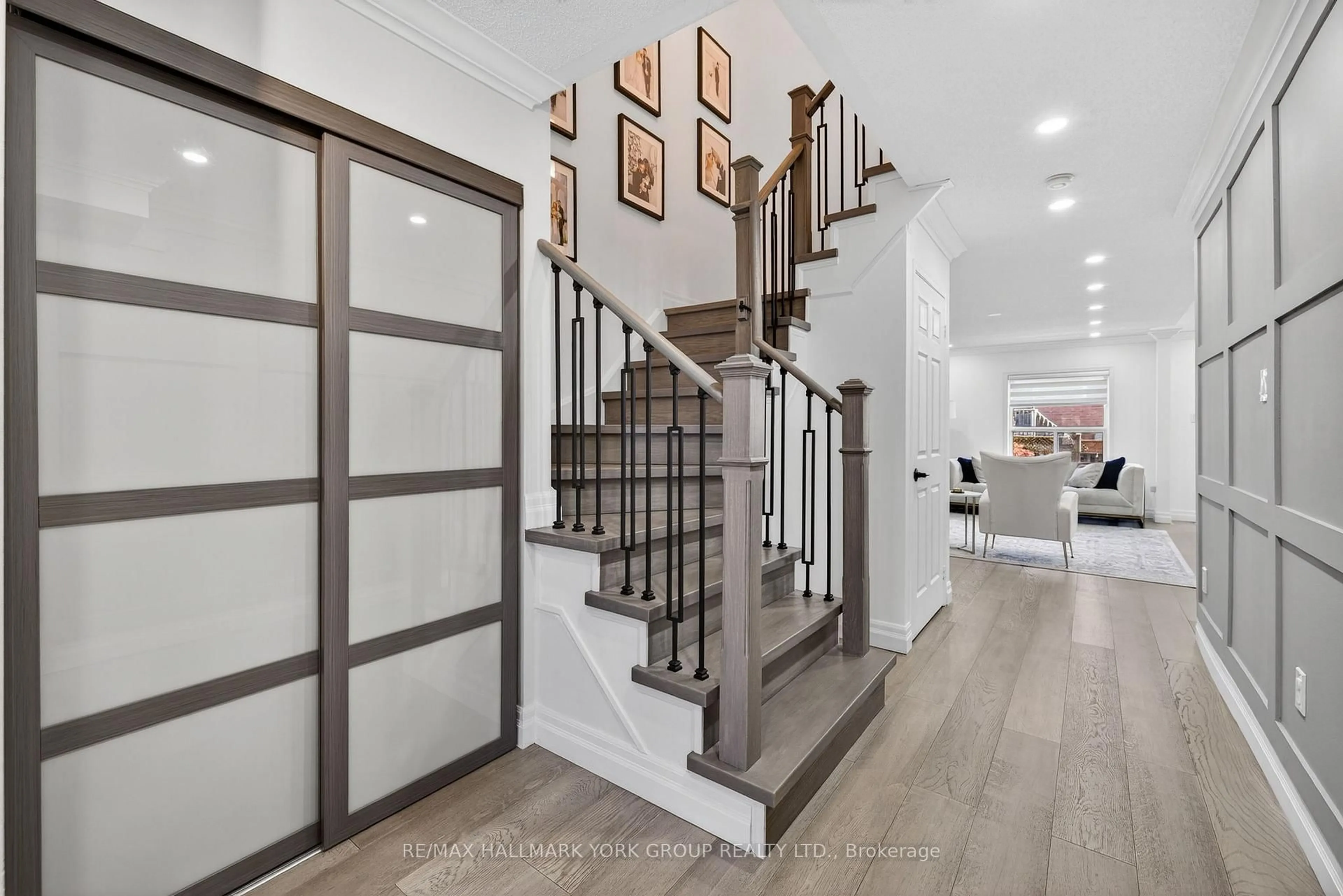 Indoor entryway for 241 Coleridge Dr, Newmarket Ontario L3X 2T6