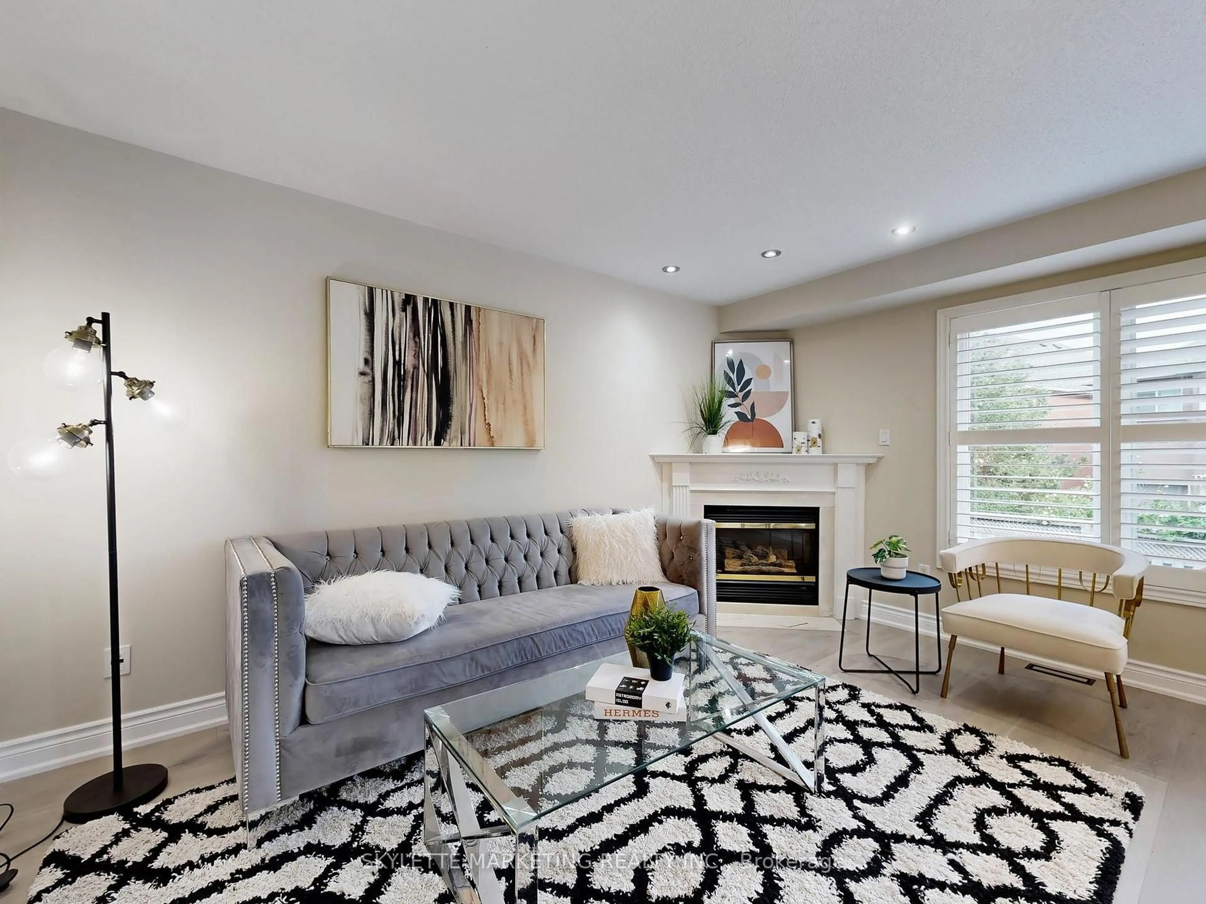 Living room with furniture, unknown for 28 Garland Cres, Richmond Hill Ontario L4S 1X1