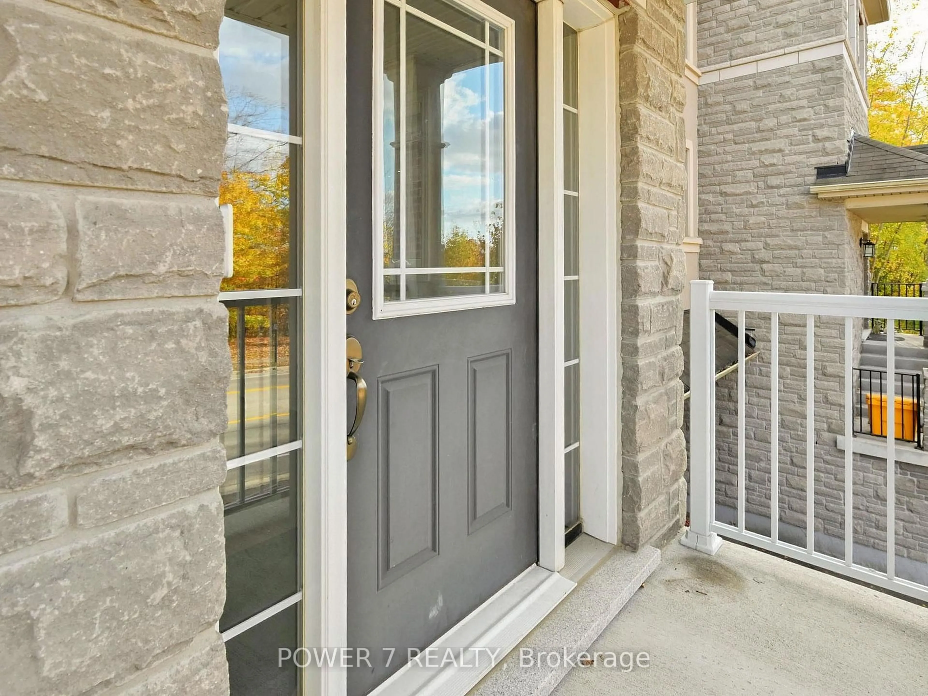 Indoor entryway for 180 Woodspring Ave, Newmarket Ontario L3X 3J4