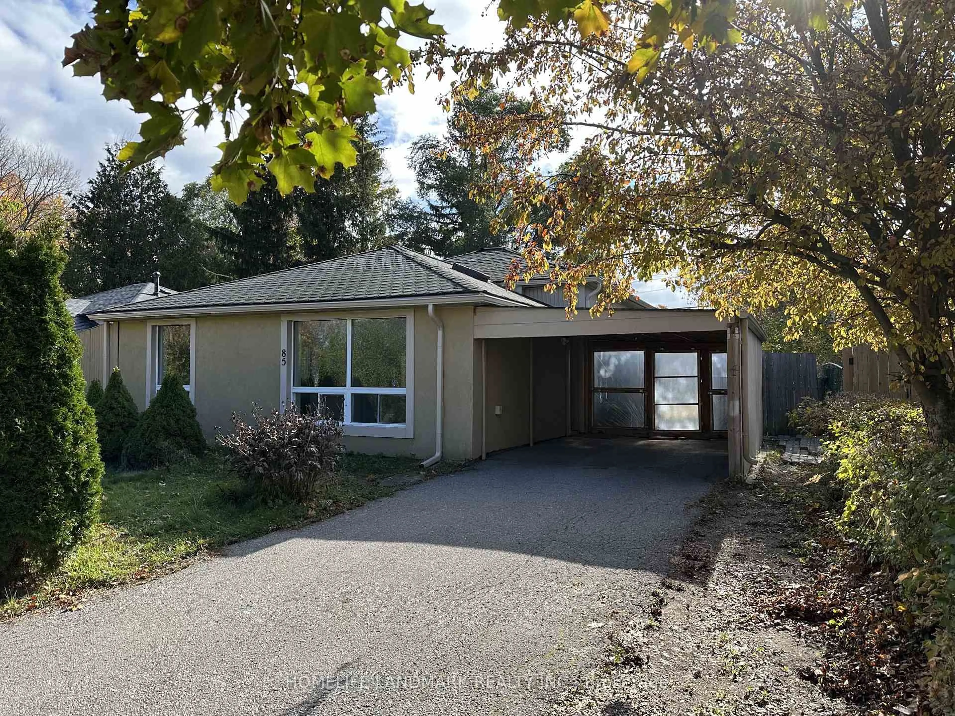 A pic from outside/outdoor area/front of a property/back of a property/a pic from drone, street for 85 Aurora Heights Dr, Aurora Ontario L4G 2X1