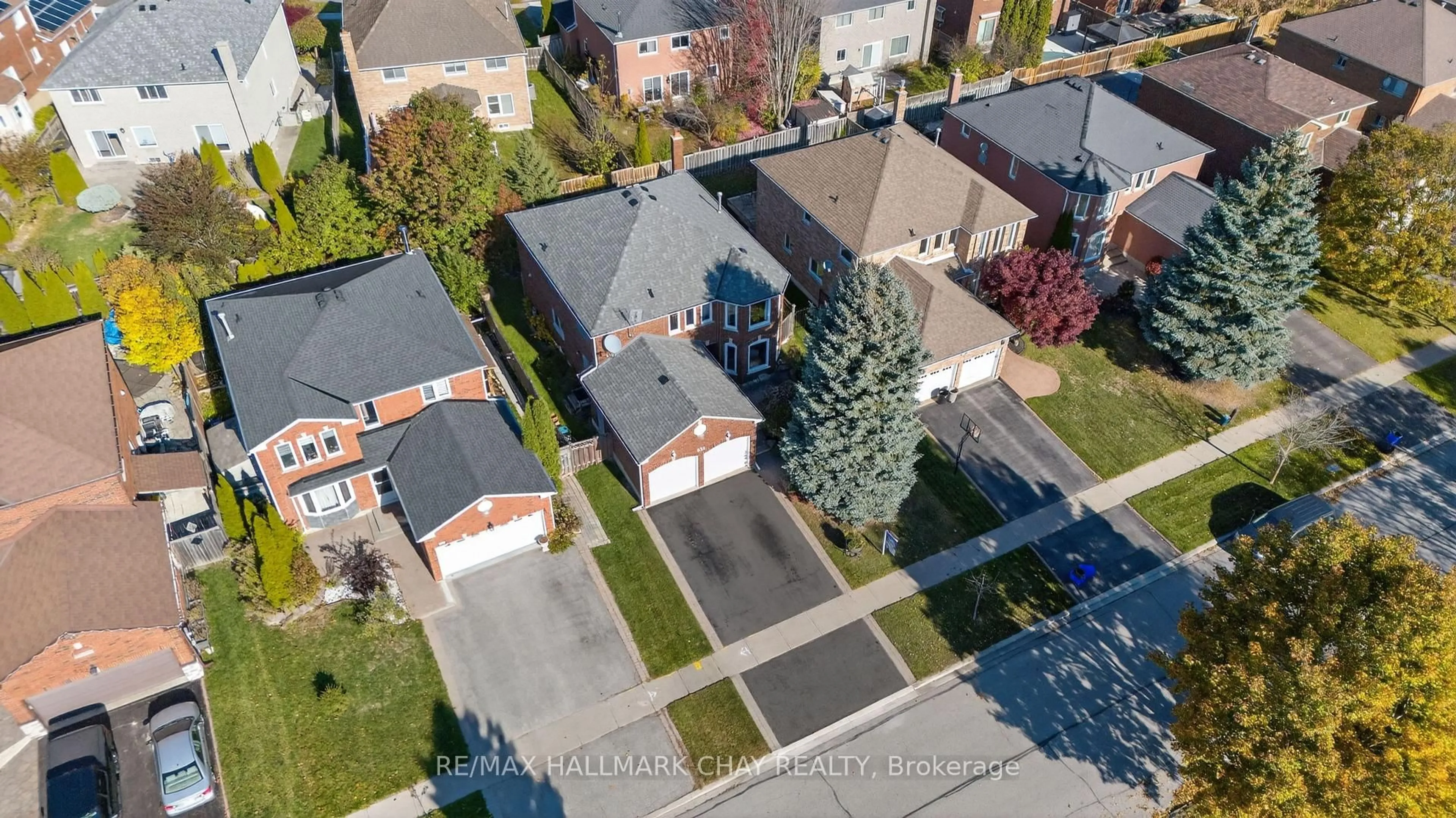 A pic from outside/outdoor area/front of a property/back of a property/a pic from drone, street for 235 Elman Cres, Newmarket Ontario L3Y 7X5