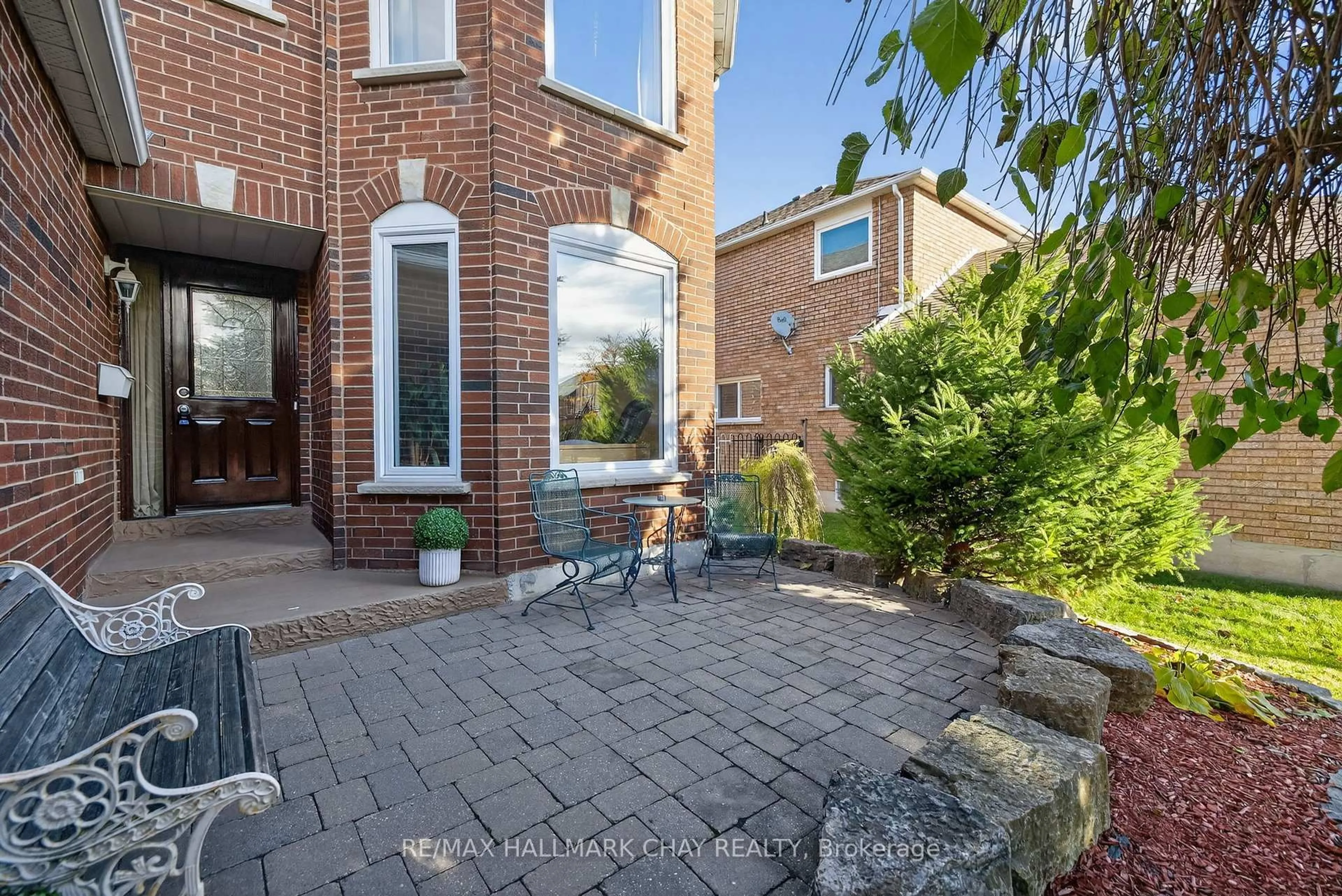 Patio, street for 235 Elman Cres, Newmarket Ontario L3Y 7X5