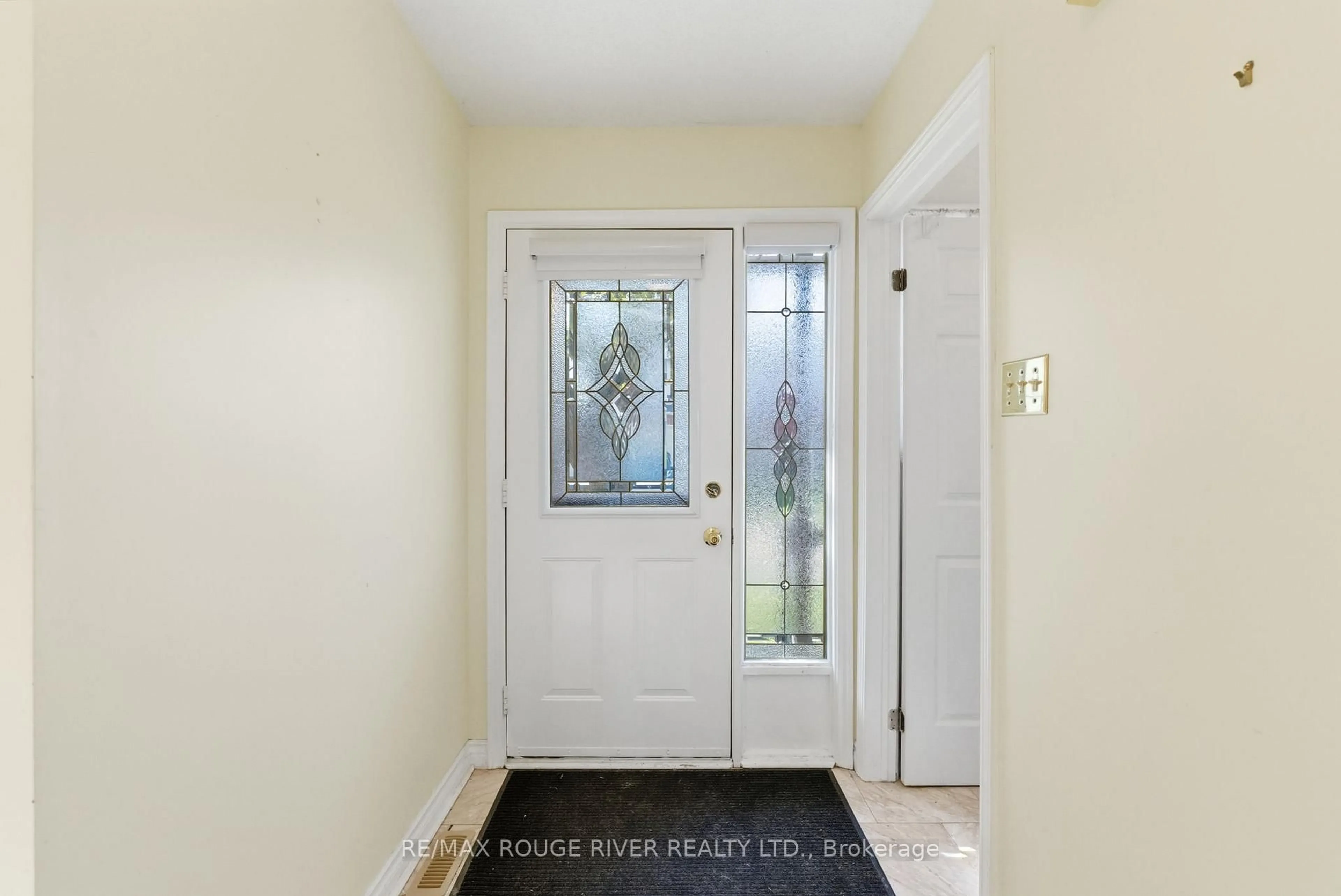 Indoor entryway for 28 Adams Crt, Uxbridge Ontario L9P 1G2