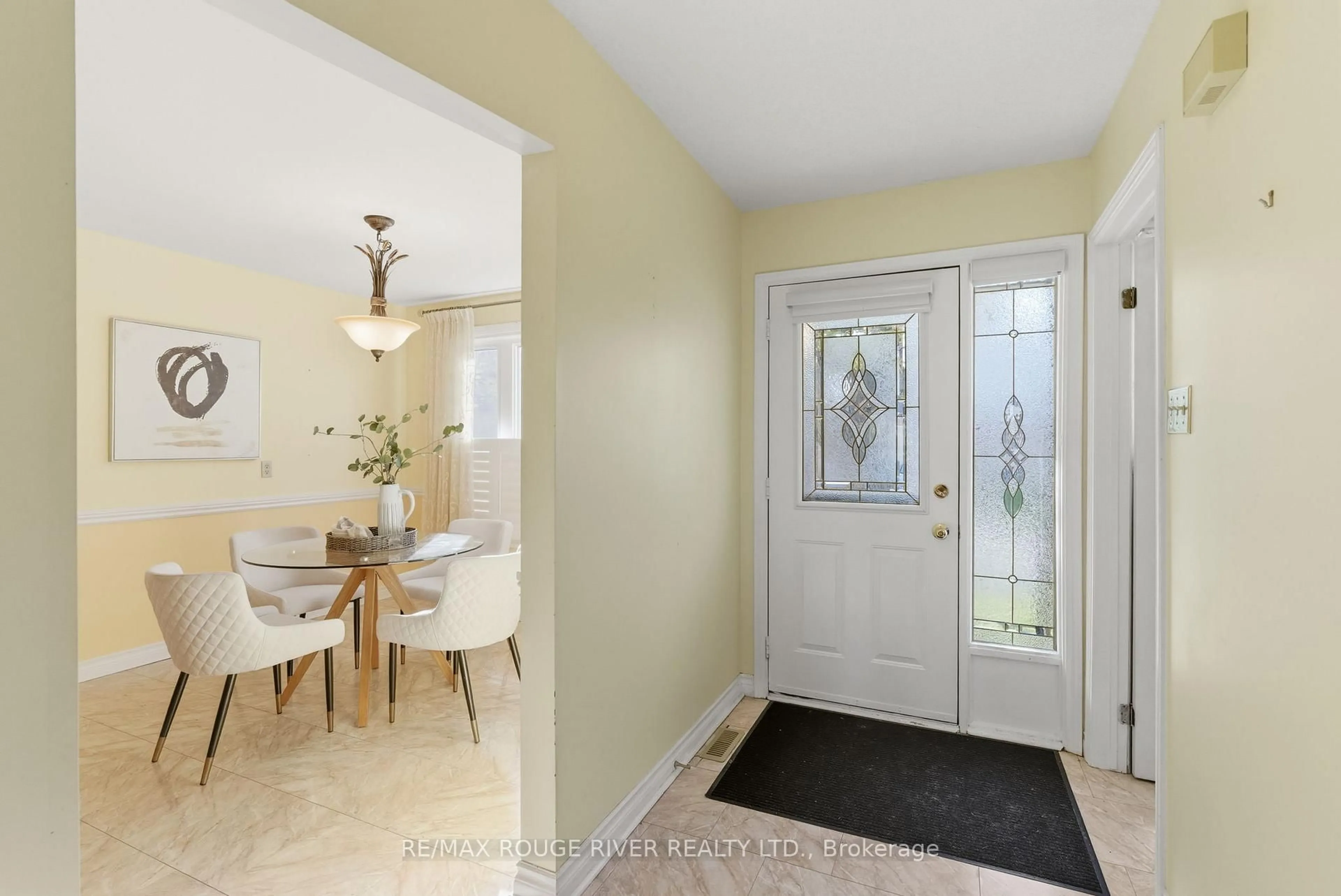 Indoor entryway for 28 Adams Crt, Uxbridge Ontario L9P 1G2