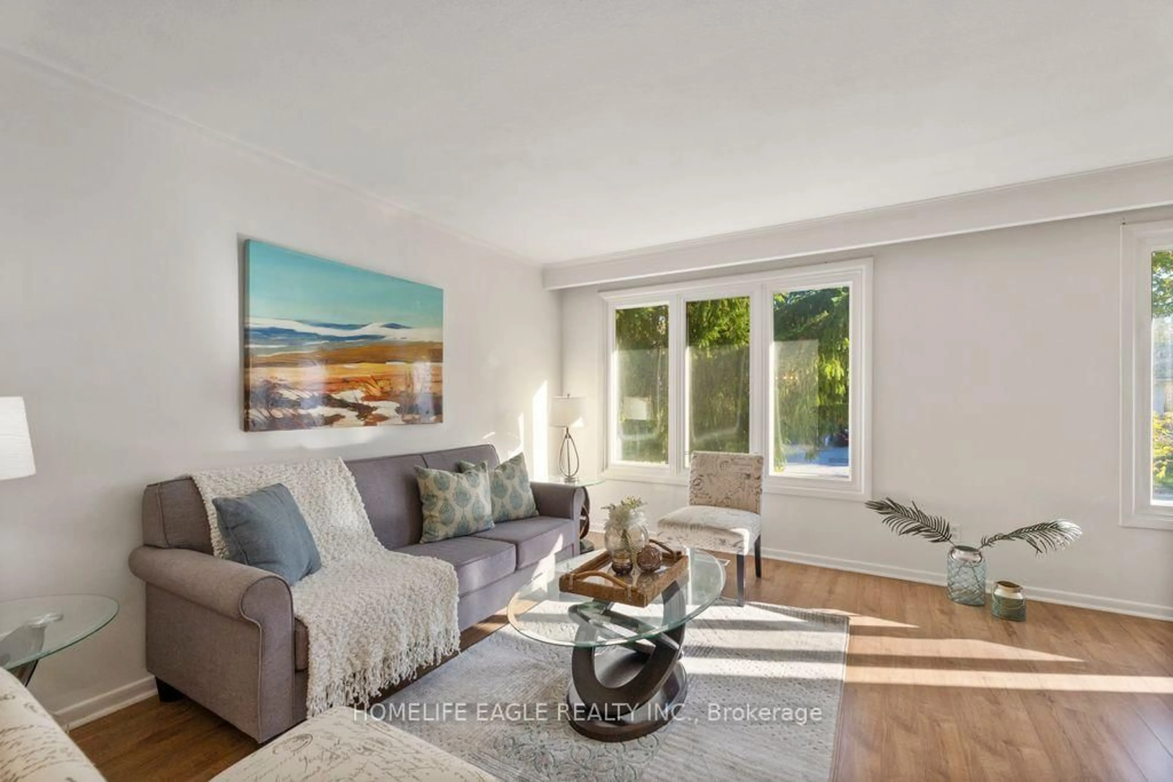 Living room with furniture, unknown for 223 Cherrywood Dr, Newmarket Ontario L3Y 2Y1