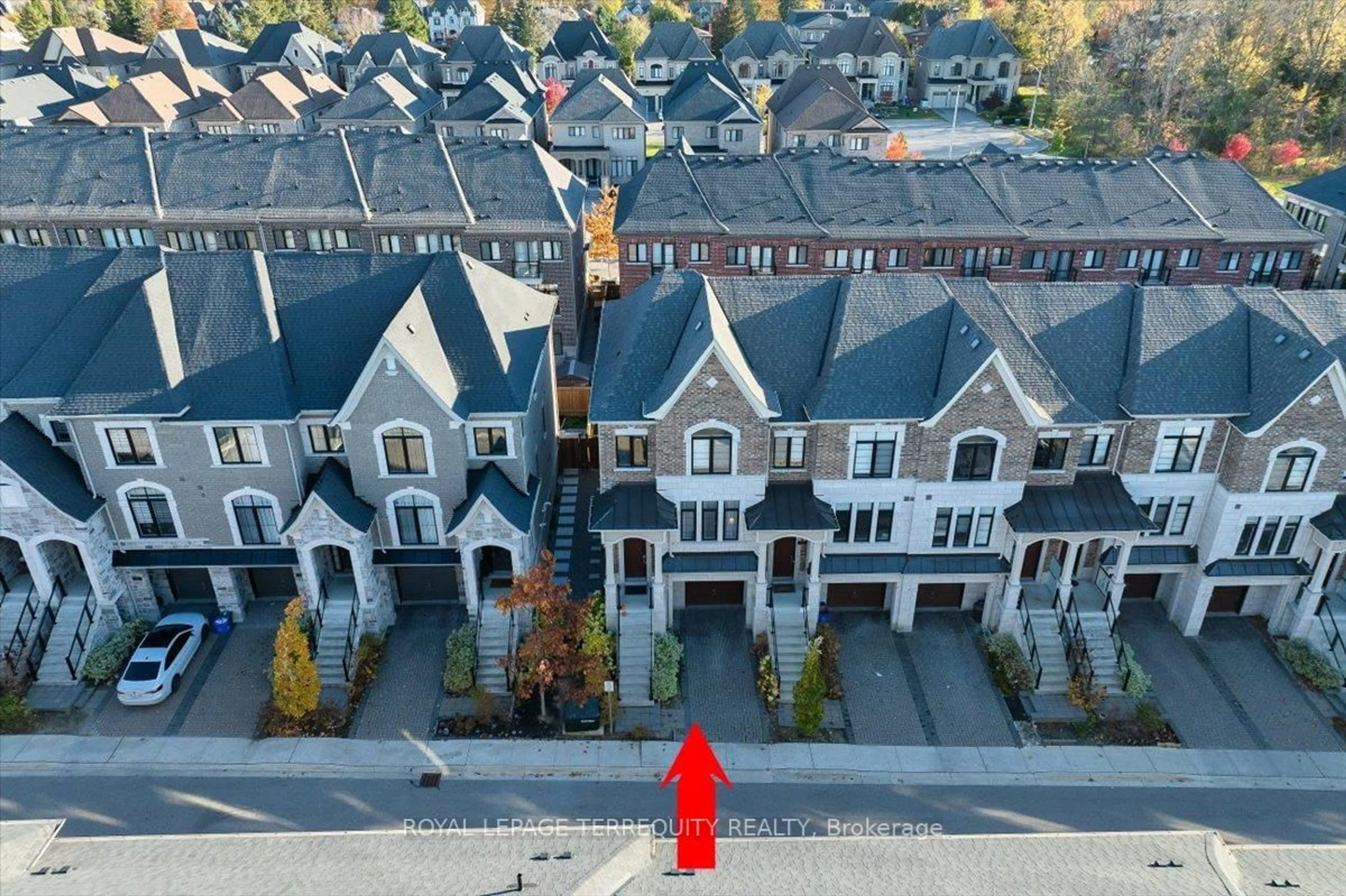 A pic from outside/outdoor area/front of a property/back of a property/a pic from drone, city buildings view from balcony for 25 Nardini Lane, Richmond Hill Ontario L4C 0Z9