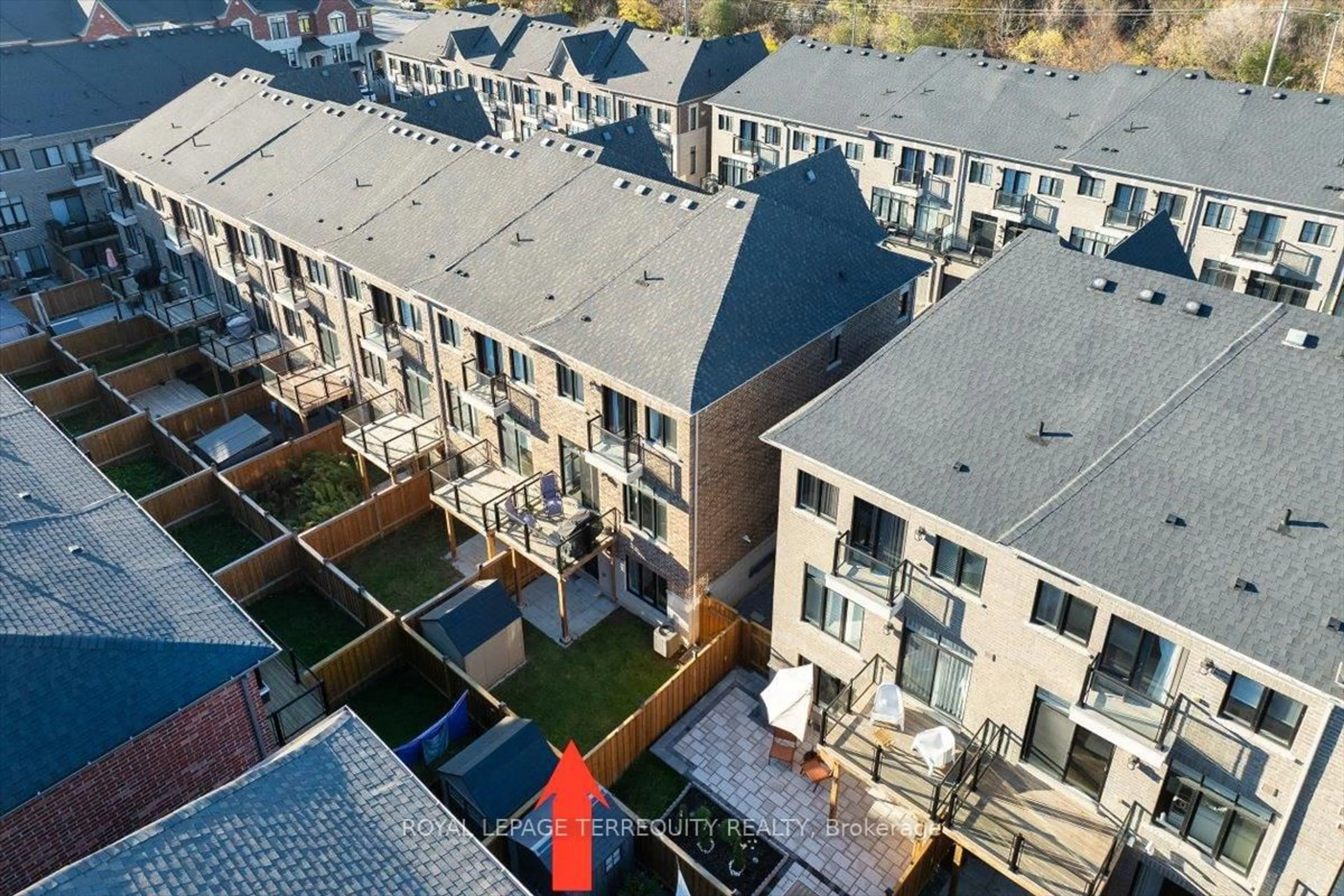 A pic from outside/outdoor area/front of a property/back of a property/a pic from drone, city buildings view from balcony for 25 Nardini Lane, Richmond Hill Ontario L4C 0Z9
