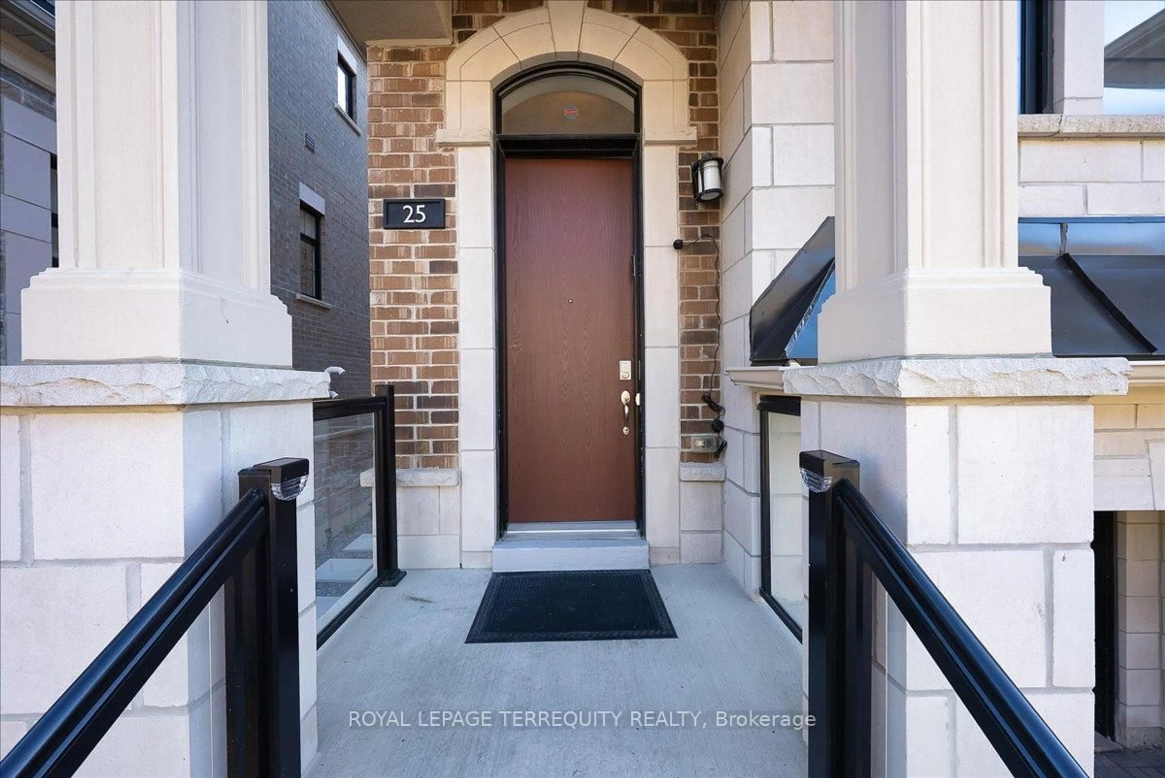 Indoor entryway for 25 Nardini Lane, Richmond Hill Ontario L4C 0Z9