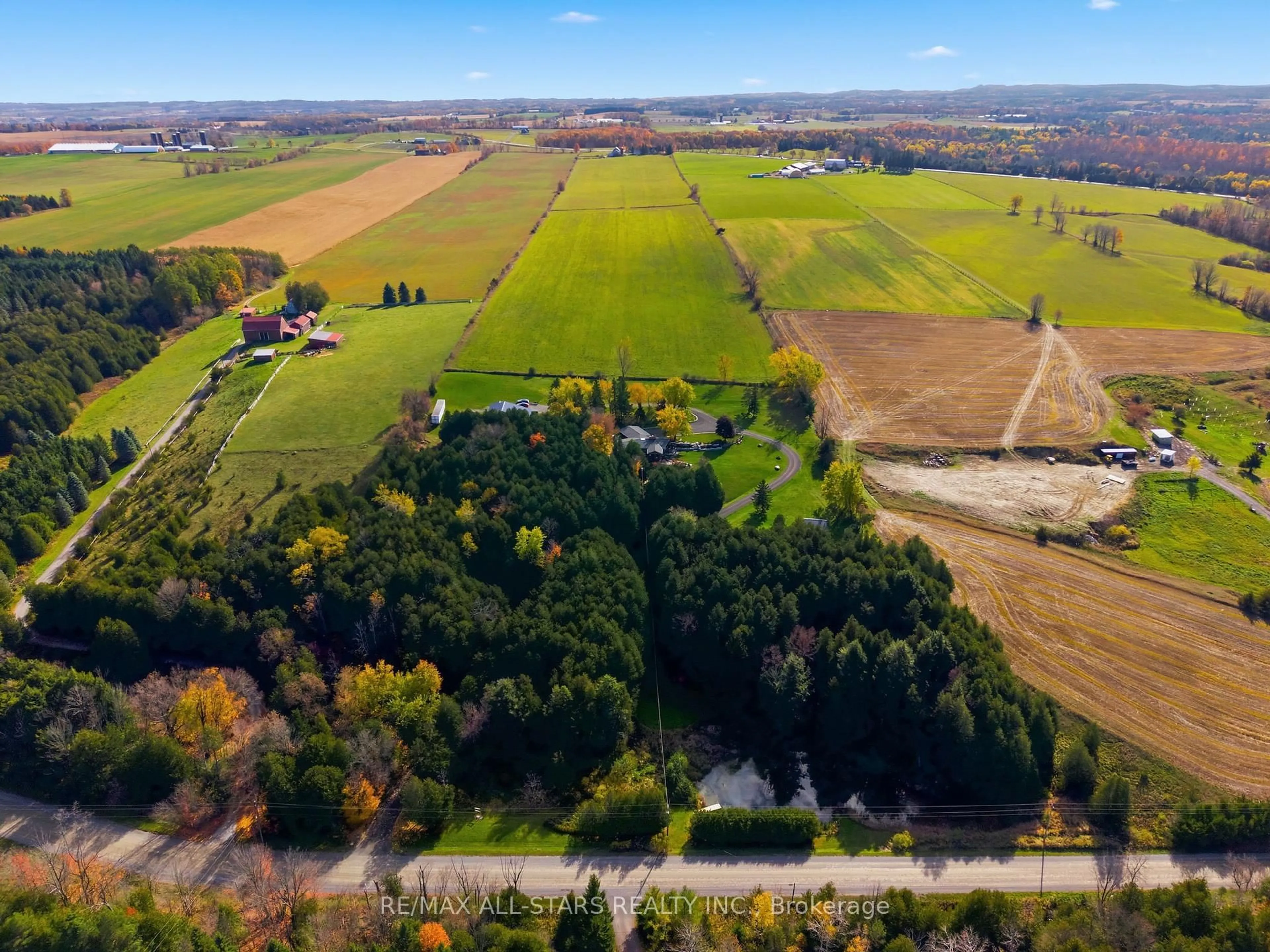 A pic from outside/outdoor area/front of a property/back of a property/a pic from drone, unknown for 320 Scugog Line 9 Line, Uxbridge Ontario L9P 1R3