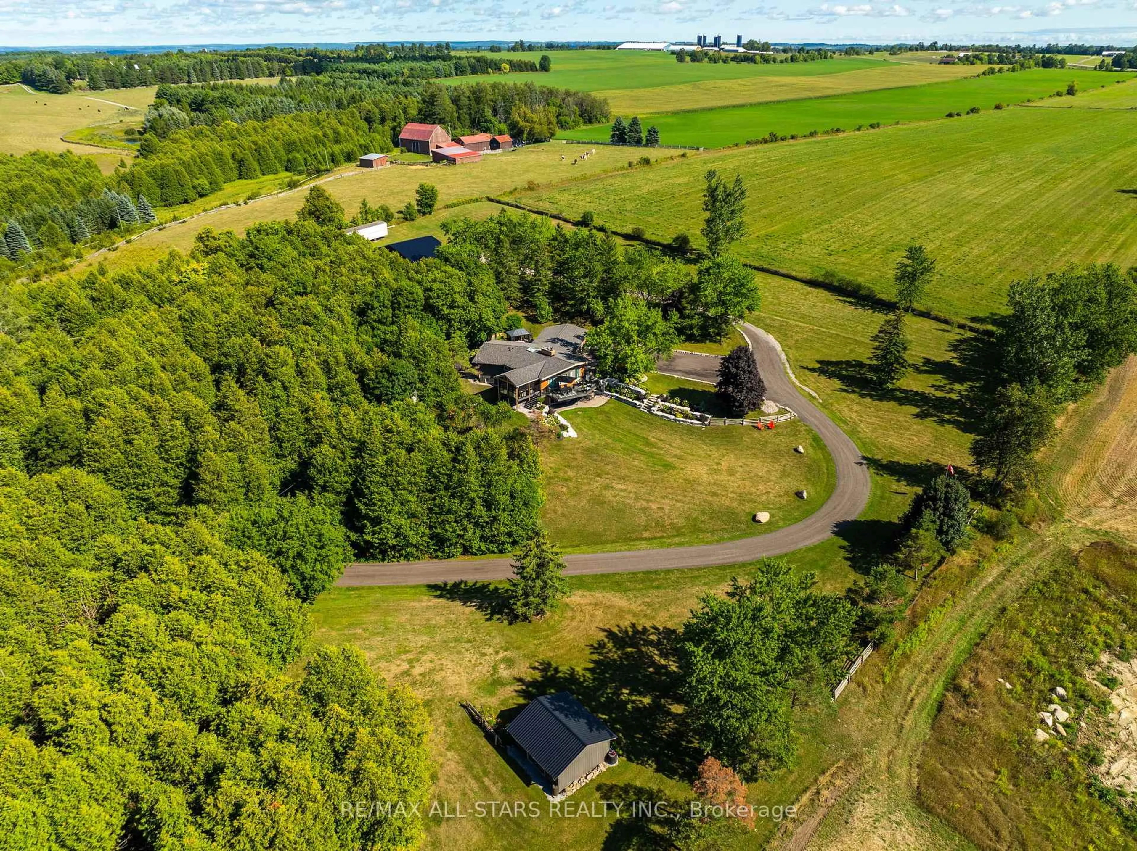 A pic from outside/outdoor area/front of a property/back of a property/a pic from drone, unknown for 320 Scugog Line 9 Line, Uxbridge Ontario L9P 1R3