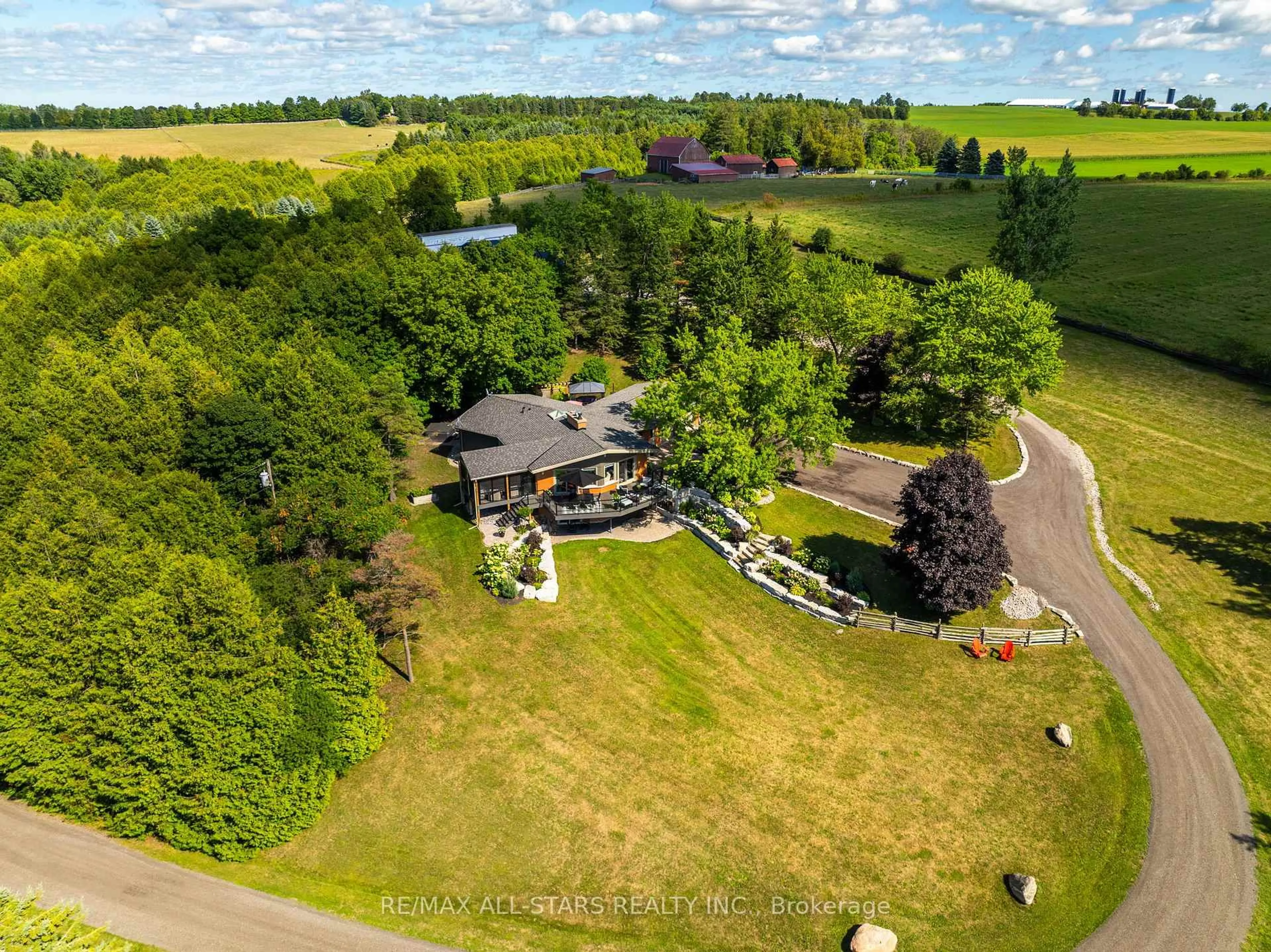 A pic from outside/outdoor area/front of a property/back of a property/a pic from drone, unknown for 320 Scugog Line 9 Line, Uxbridge Ontario L9P 1R3