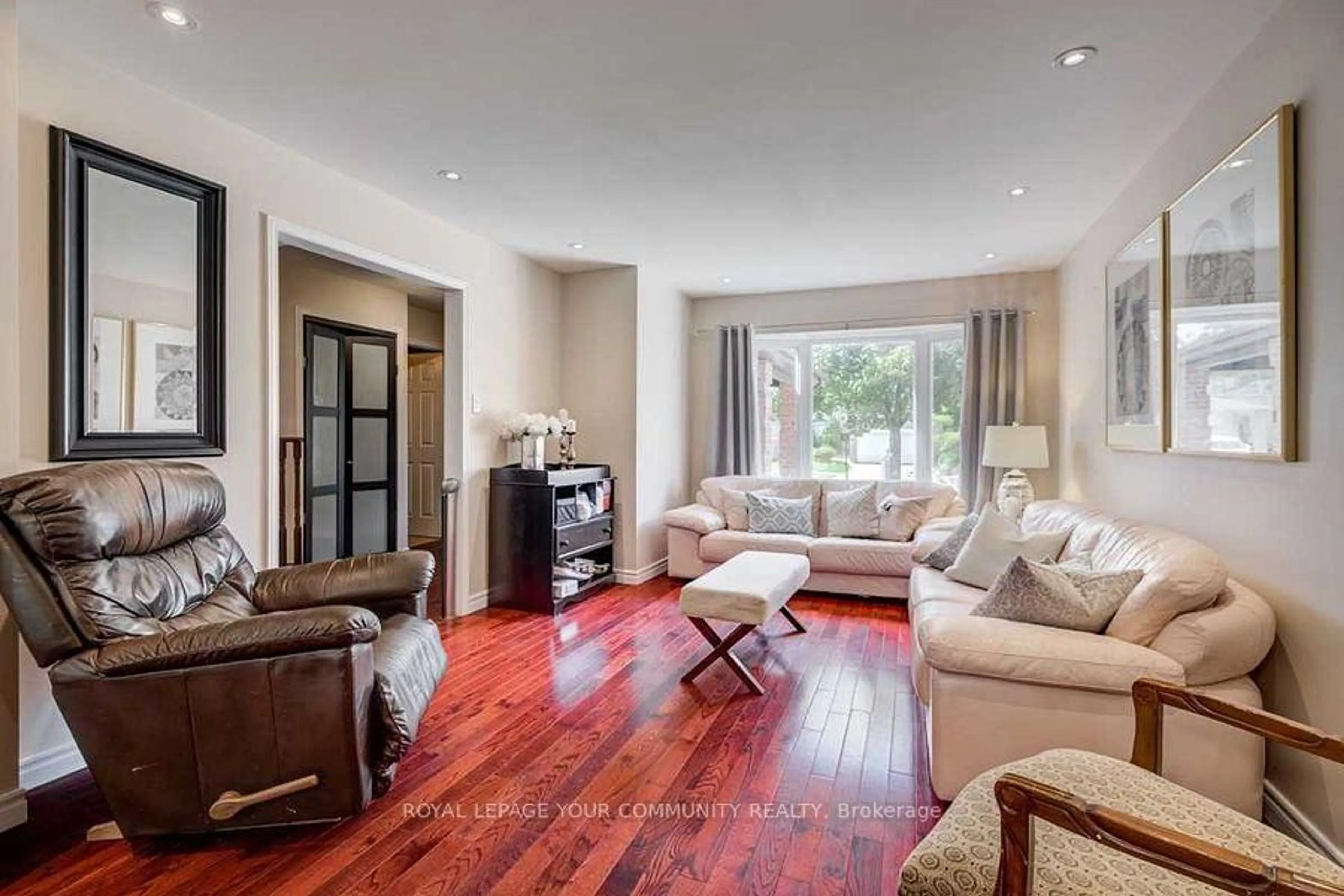 Living room with furniture, wood/laminate floor for 98 York Hill Blvd, Vaughan Ontario L4J 2P6
