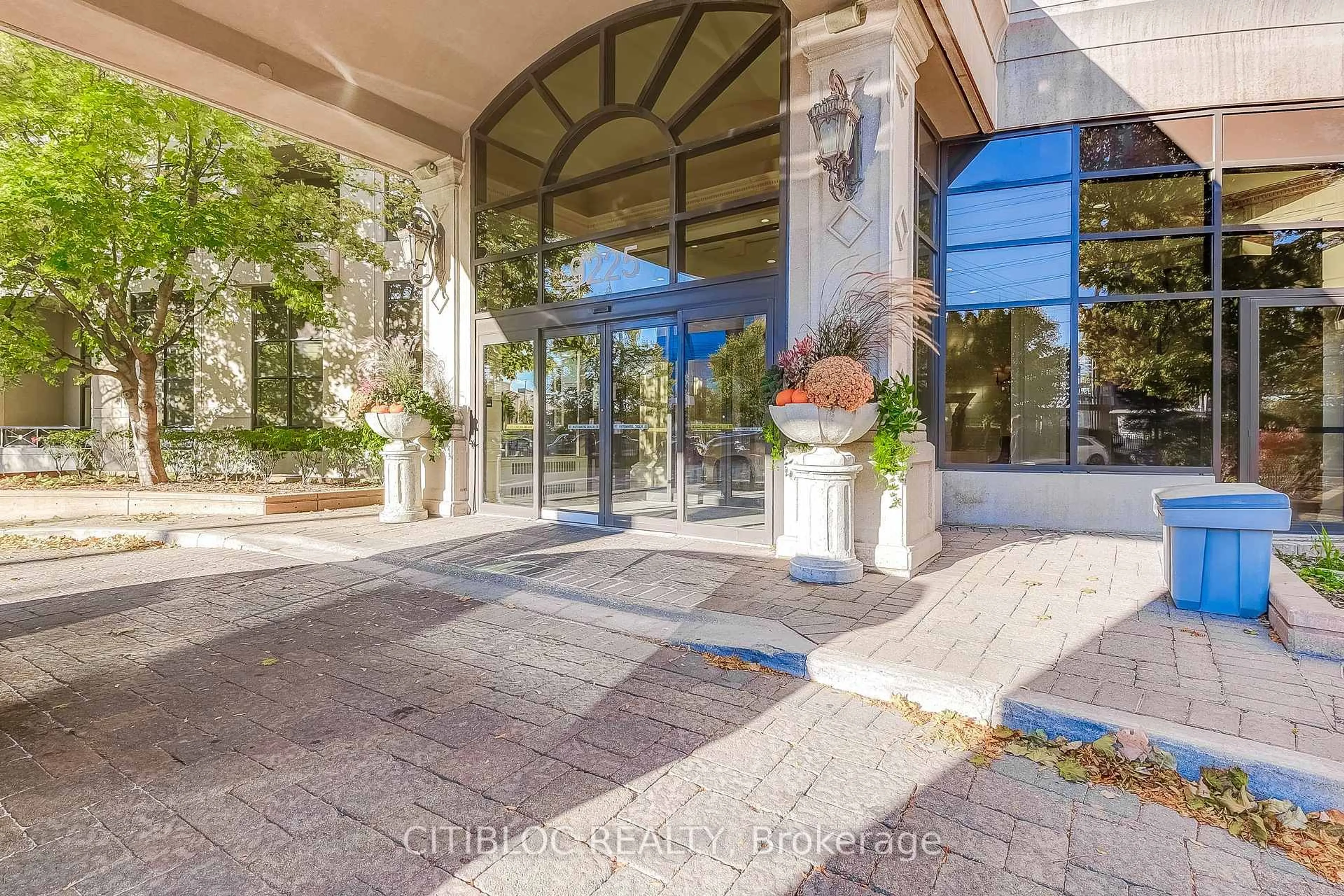 Indoor foyer for 9225 Jane St #1614, Vaughan Ontario L6A 0J7