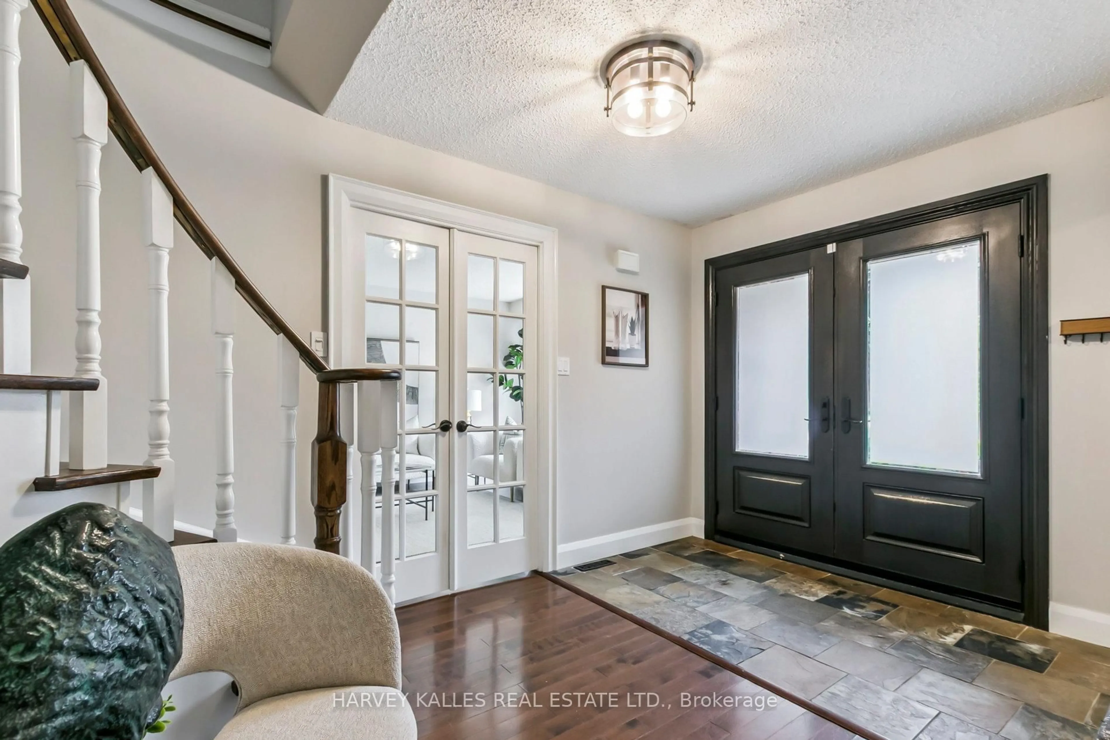 Indoor entryway for 92 Golf Links Dr, Aurora Ontario L4G 3V3