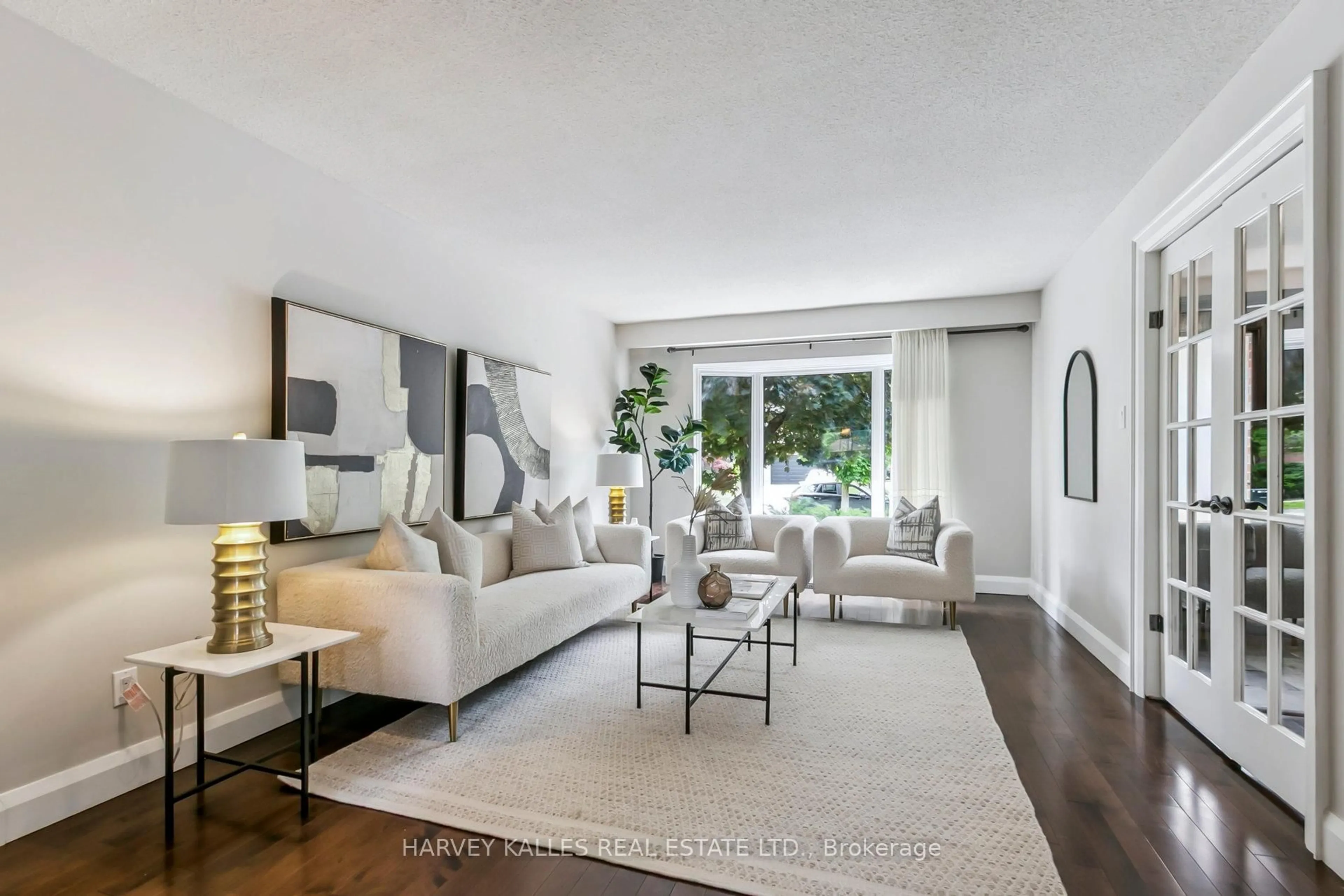 Living room with furniture, unknown for 92 Golf Links Dr, Aurora Ontario L4G 3V3