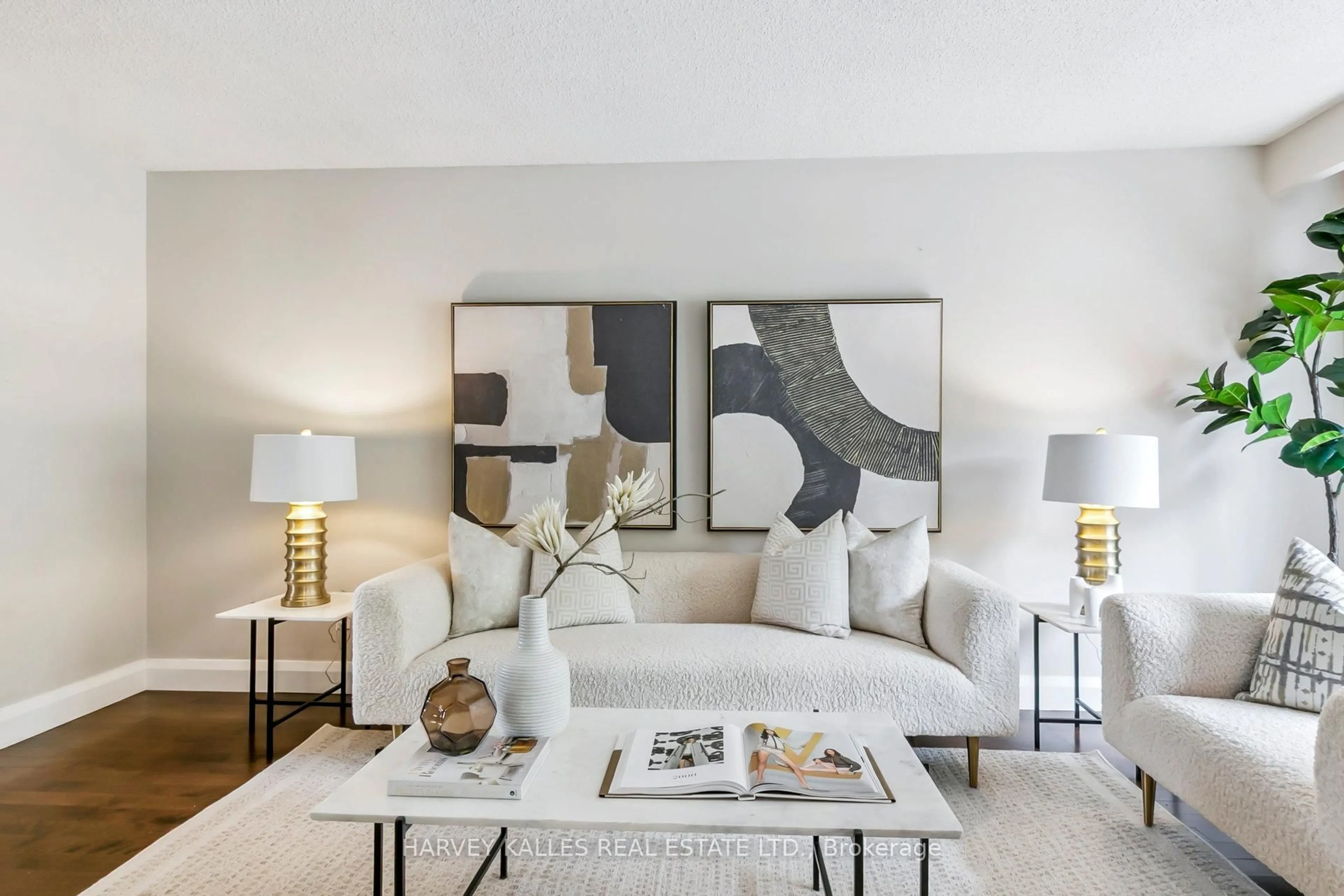 Living room with furniture, unknown for 92 Golf Links Dr, Aurora Ontario L4G 3V3