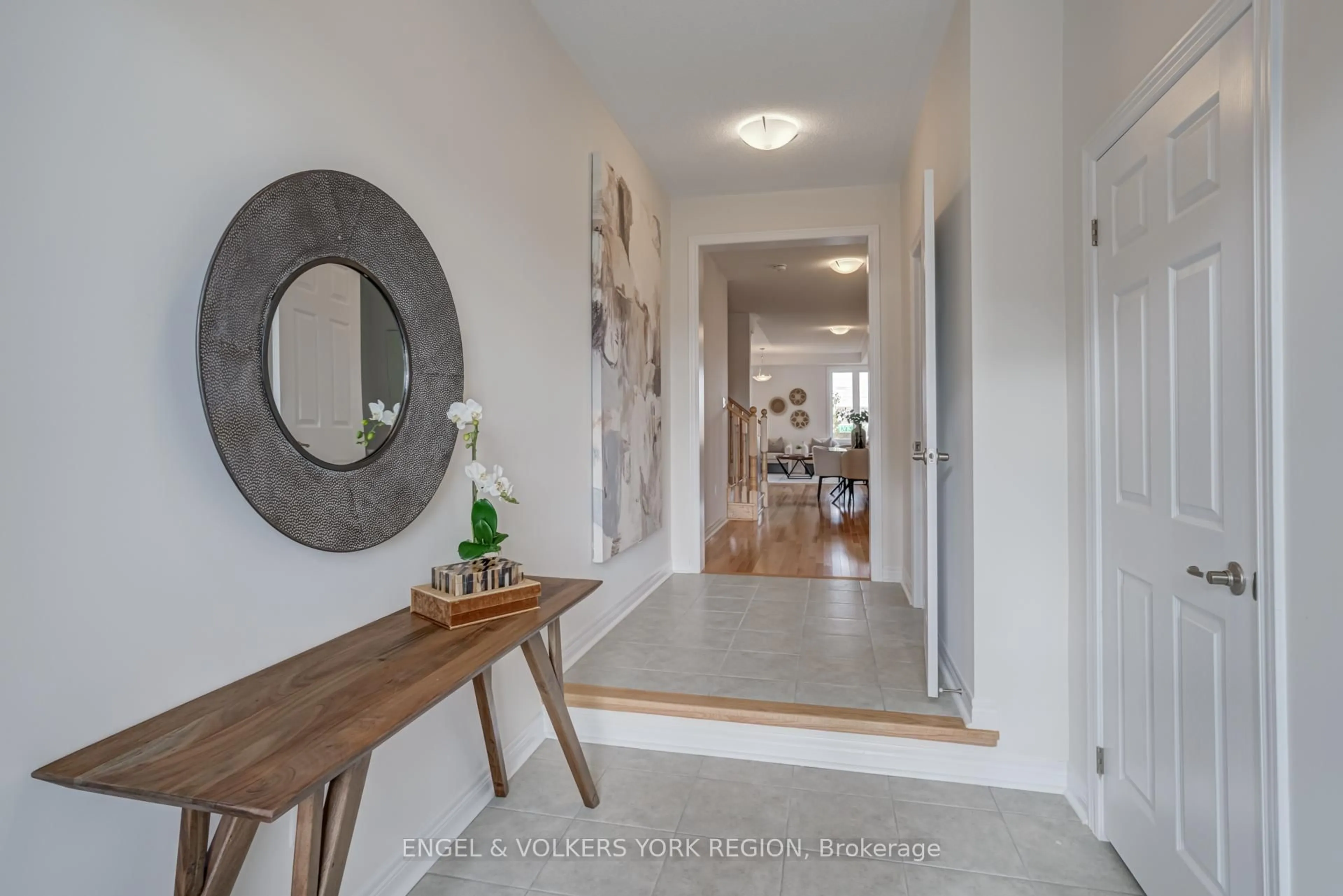 Indoor entryway for 156 Mumbai Dr, Markham Ontario L3S 3K5